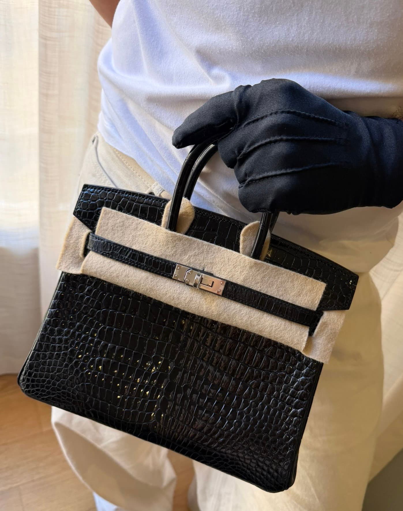 Hermès Birkin 25 25cm in Black Alligator Palladium hardware — front view