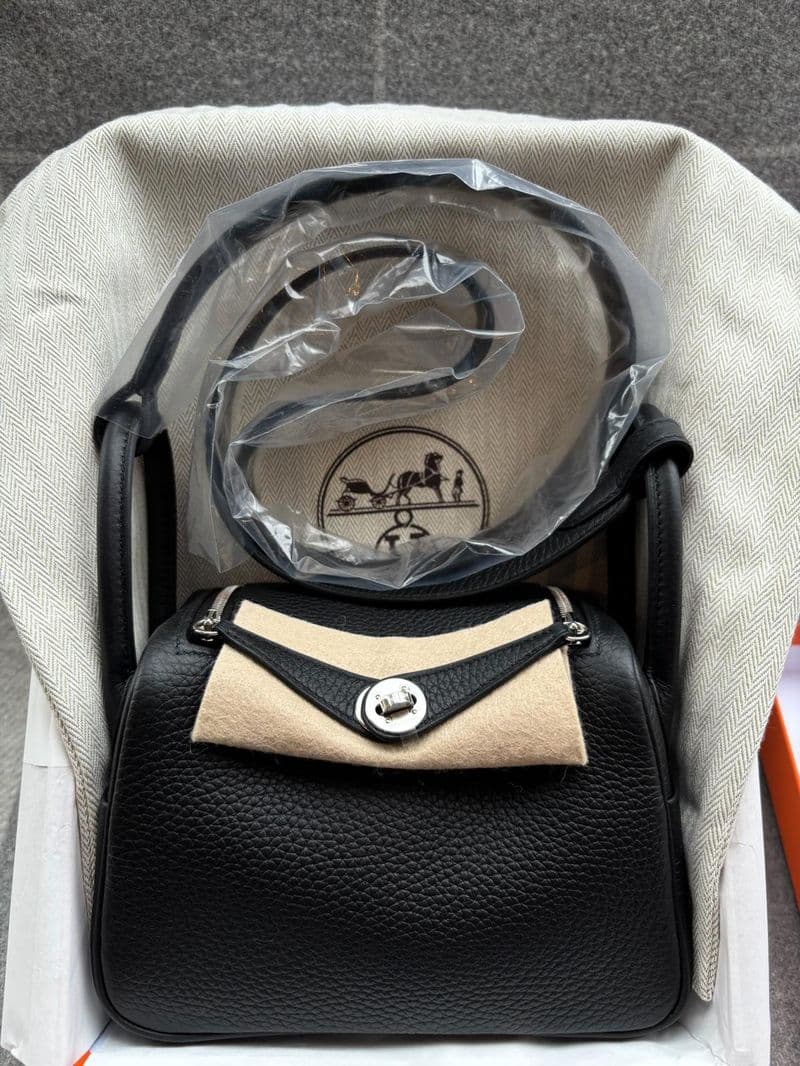 Hermès Mini Lindy in Noir TC PHW hardware — front view