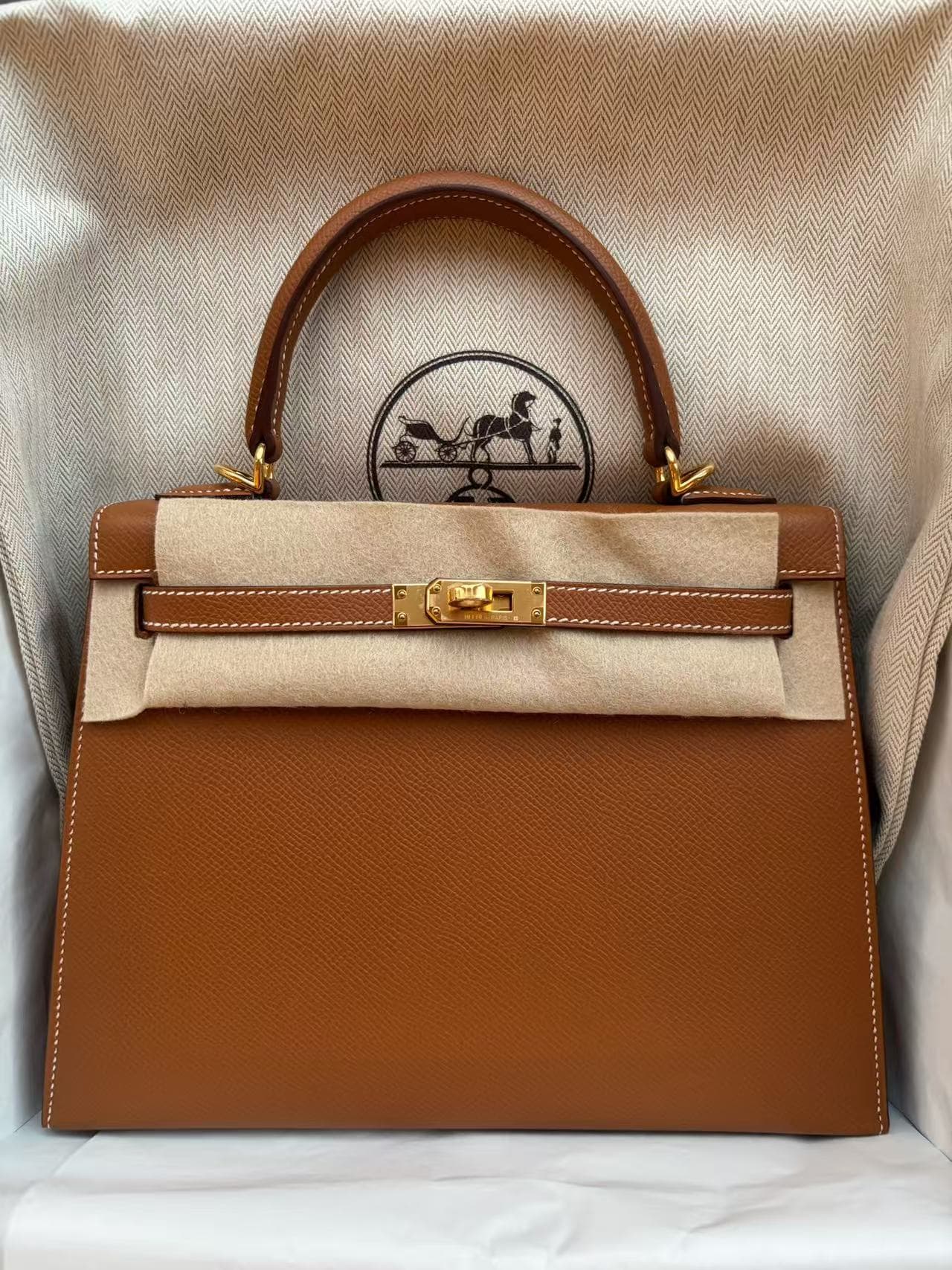 Hermès Kelly 25 25 in Gold Epsom Gold (GHW) hardware — front view
