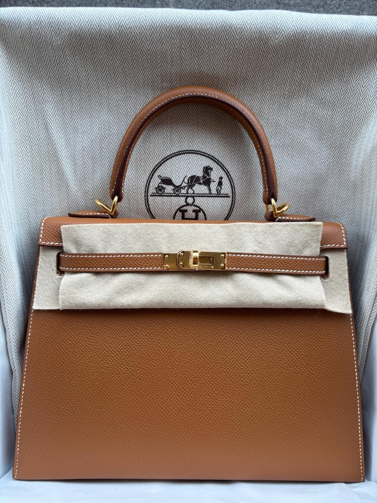 Hermès Kelly 25 25 in Gold Epsom Gold (GHW) hardware — front view