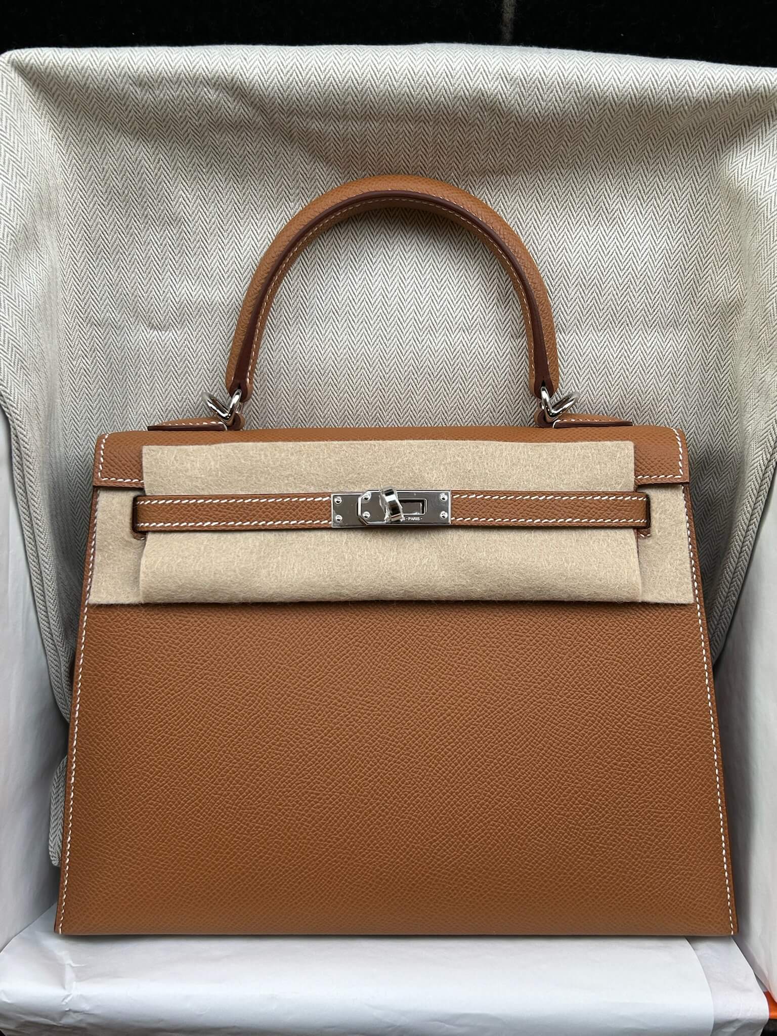 Hermès Kelly 25 25 in Gold Epsom Palladium (PHW) hardware — front view
