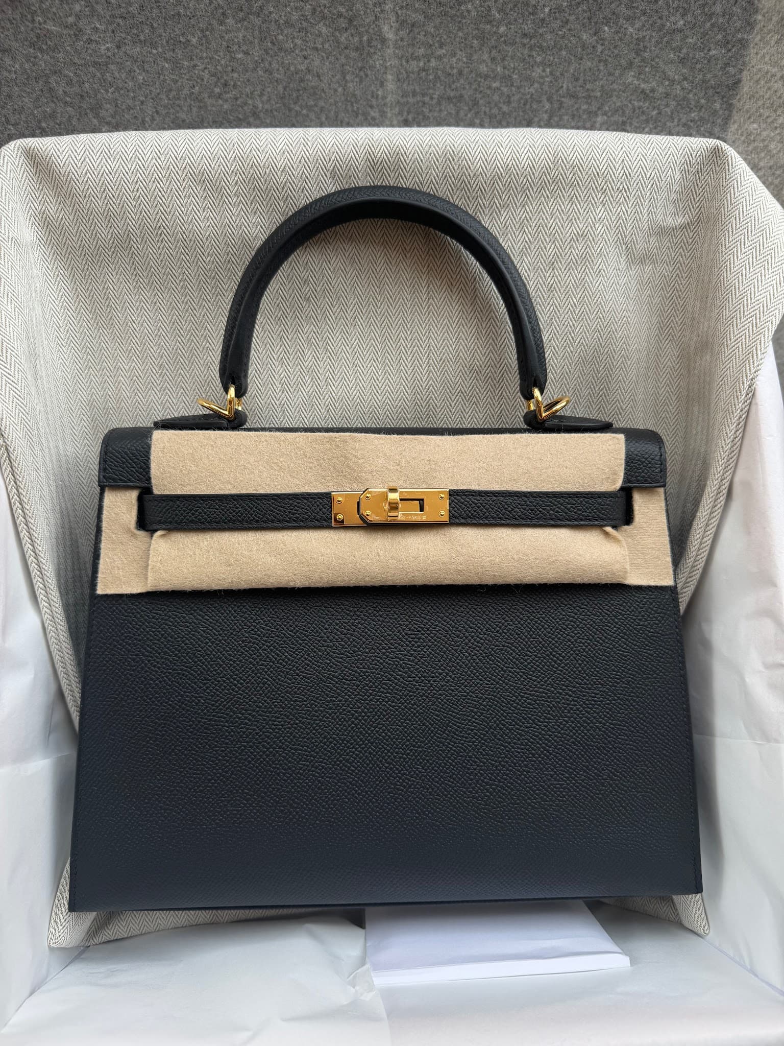 Hermès Kelly 25 25 in Black Epsom Gold (GHW) hardware — front view