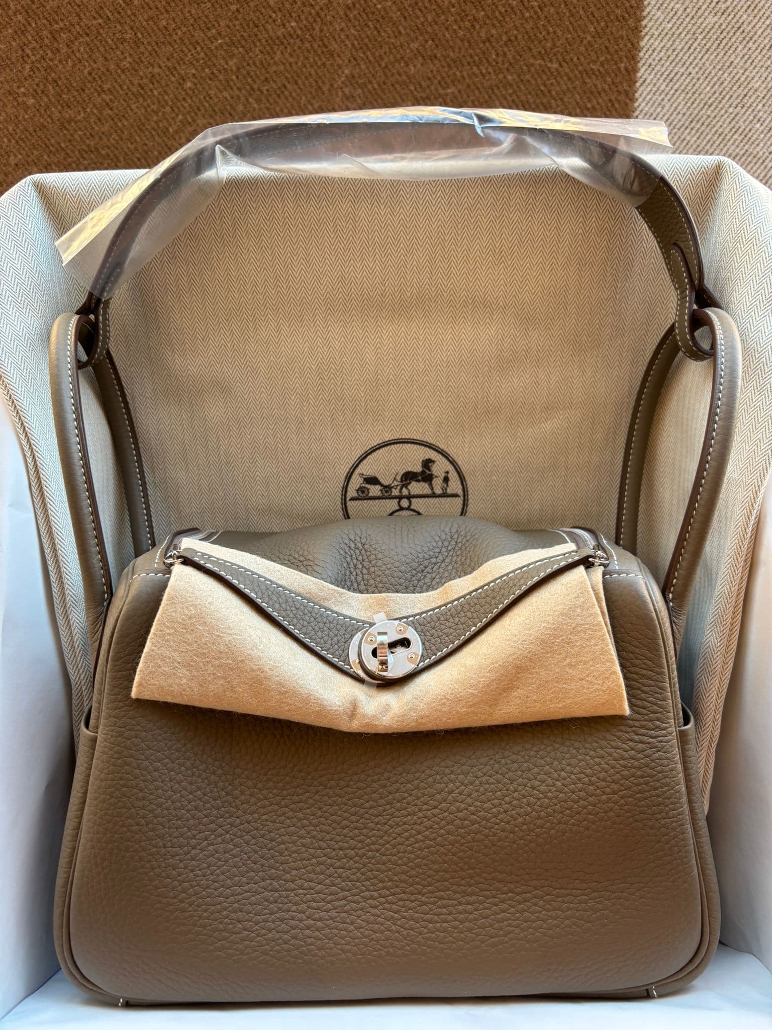 Hermès Lindy 26 in Etoupe Palladium (PHW) hardware — front view