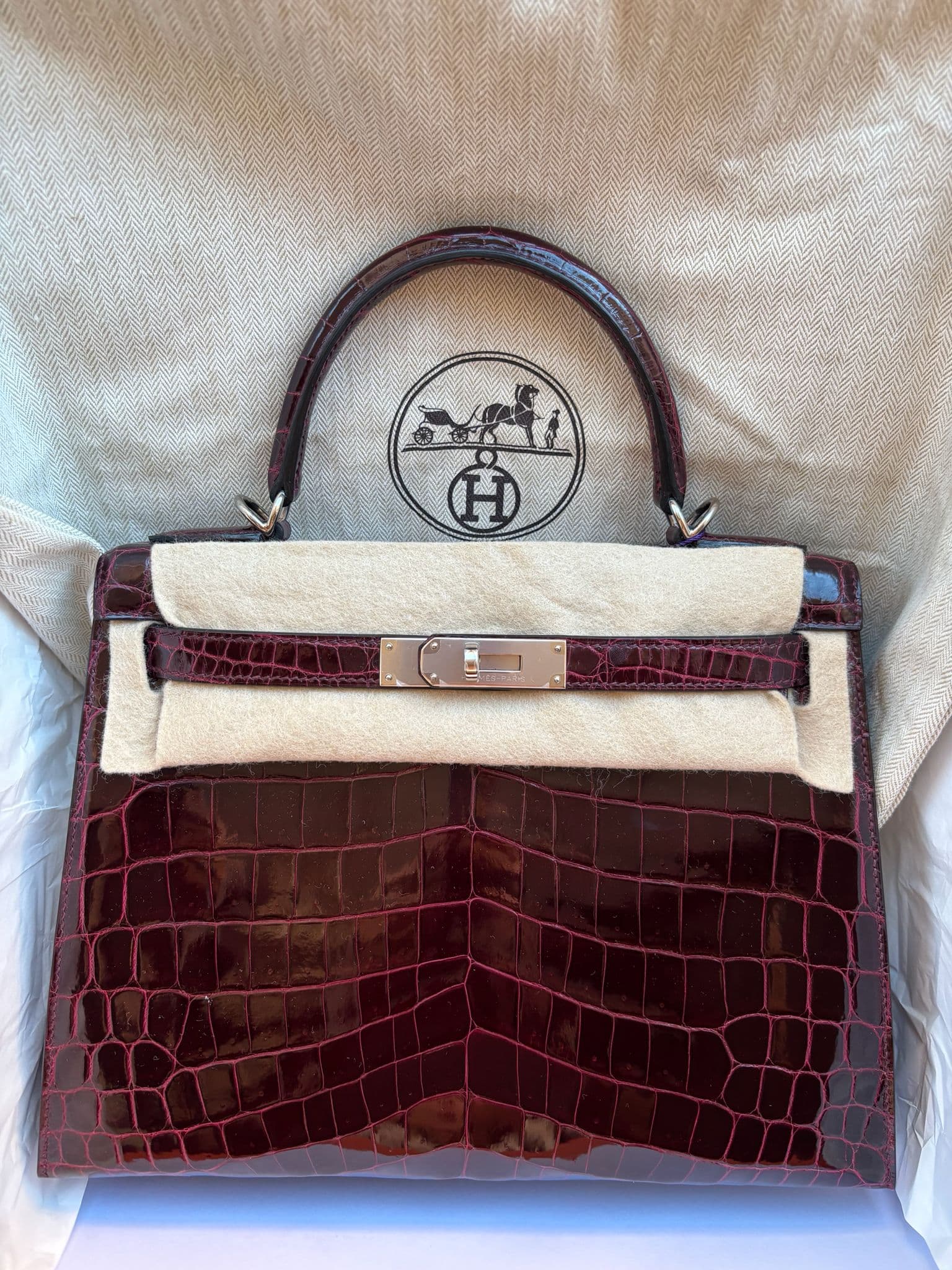 Hermès Kelly 28 28 in Bordeaux Gold (GHW) hardware — front view