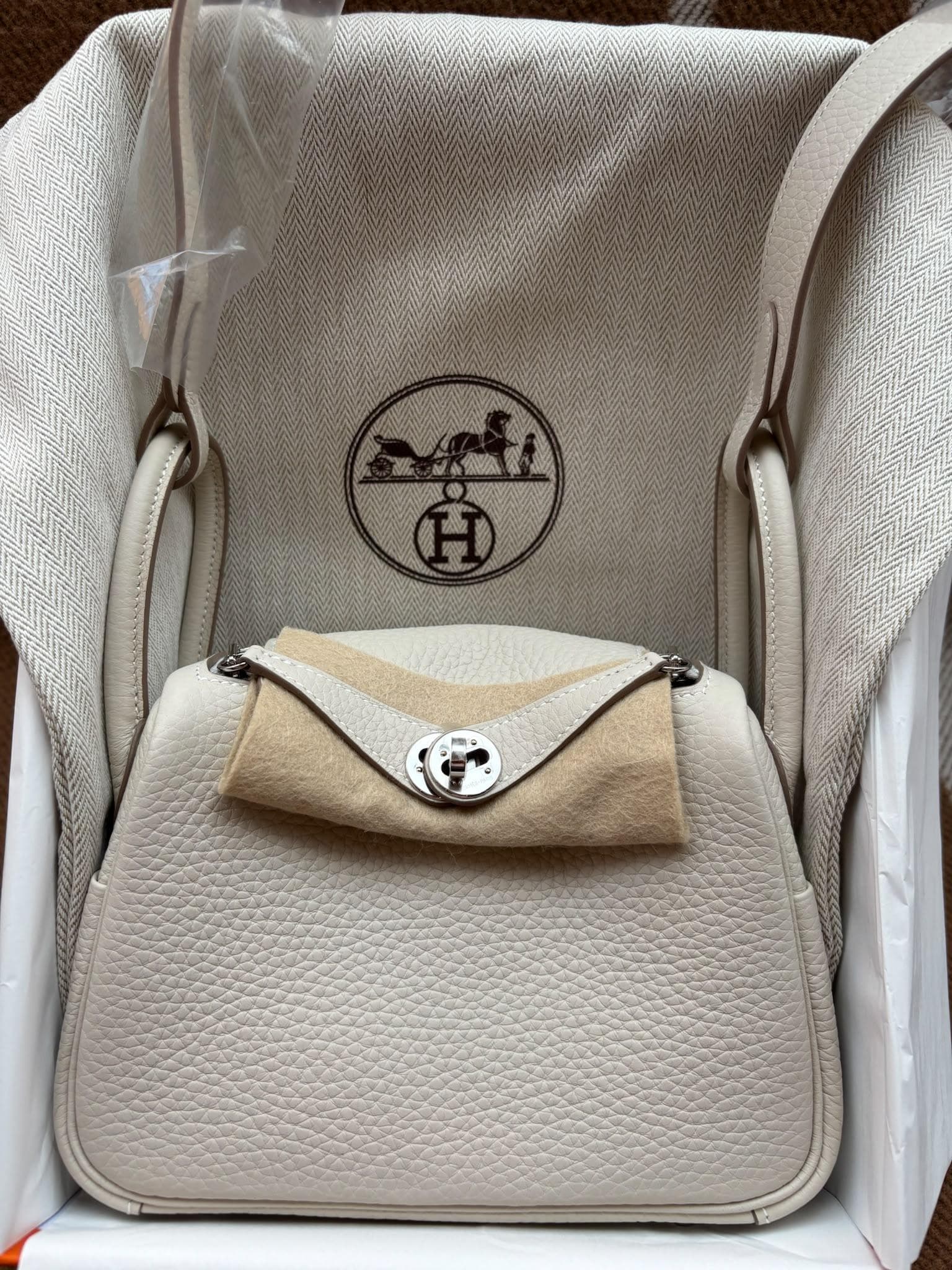 Hermès Mini Lindy in Craie Taurillon Clemence PHW hardware — front view