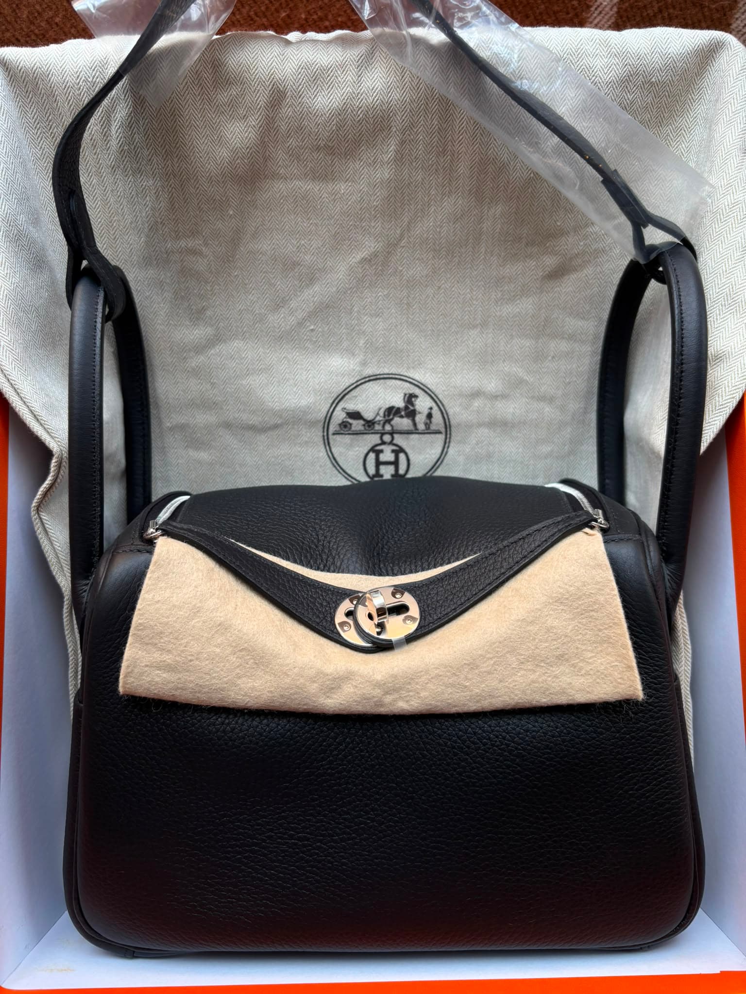 Hermès Lindy 26 26 in Noir Taurillon Clemence Palladium (PHW) hardware