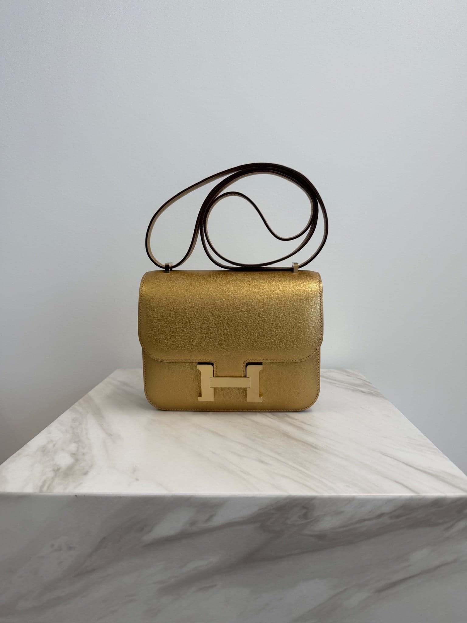 Hermès Constance 18 18 in Dore Chèvre Permabrass Hardware hardware — front view