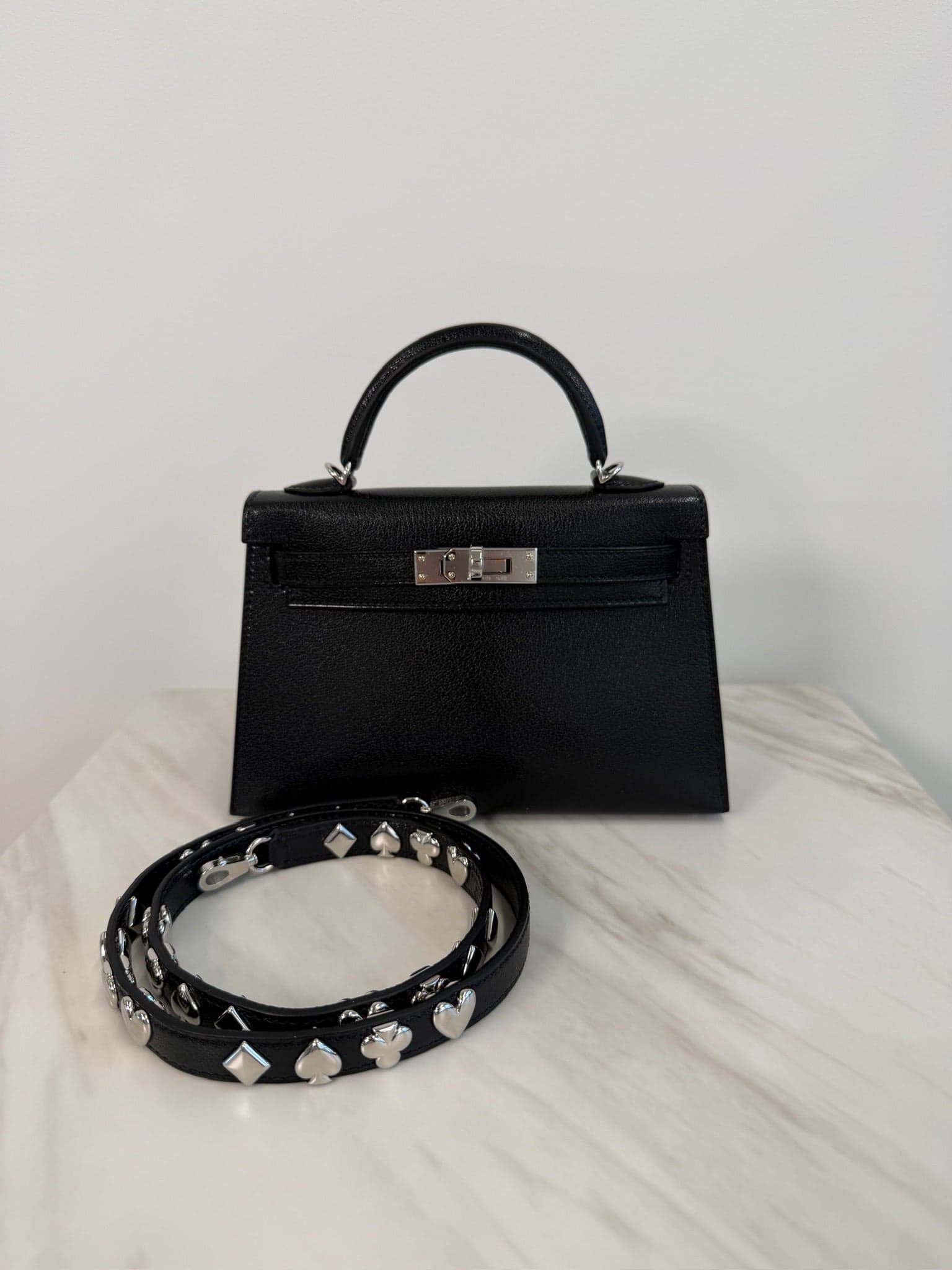 Hermès Kelly 20 Clou de coeur 20 in Black Chèvre Palladium Hardware hardware — front view