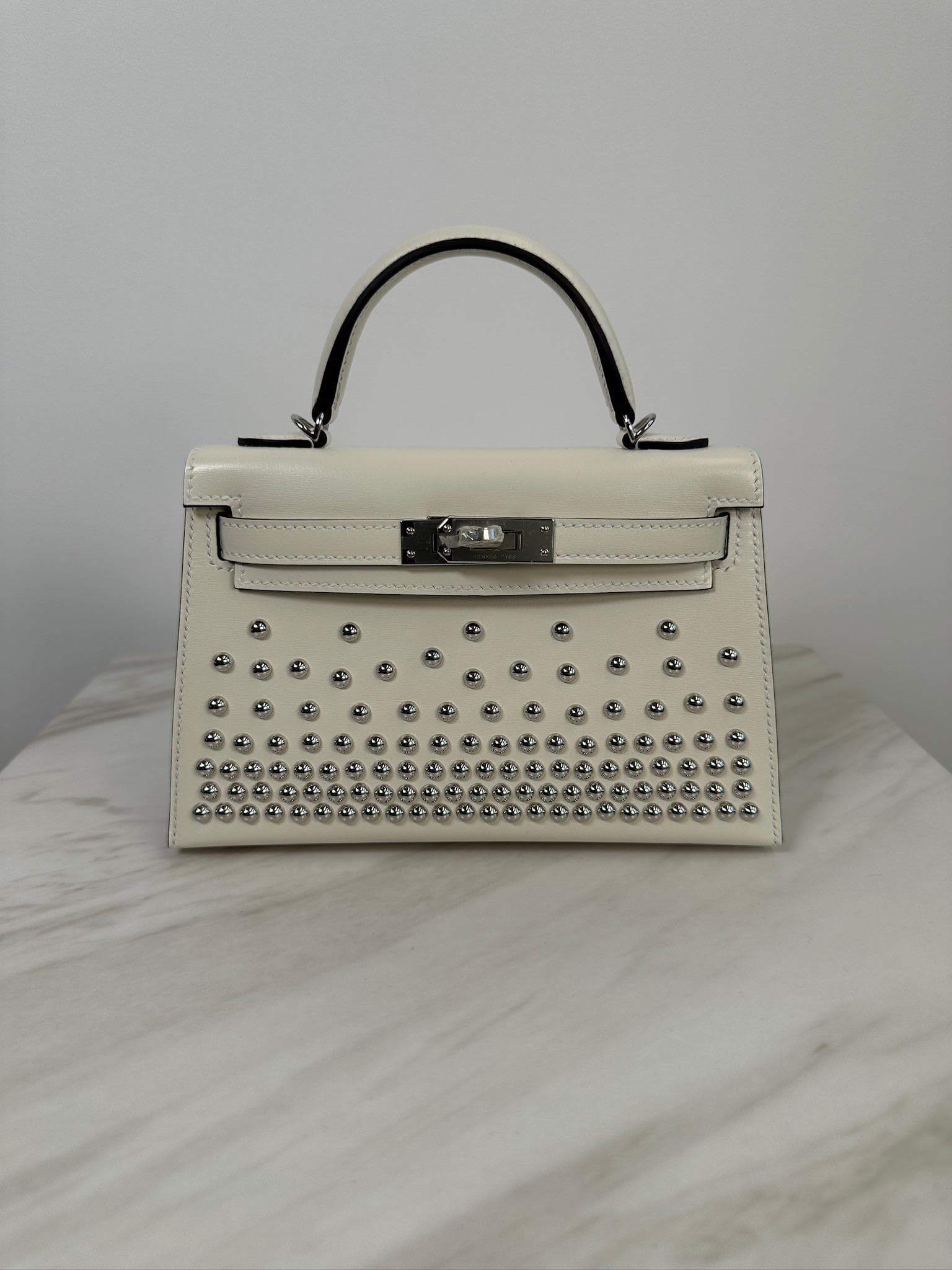 Hermès Kelly 20 Cloute 20 in cream Palladium Hardware hardware — front view
