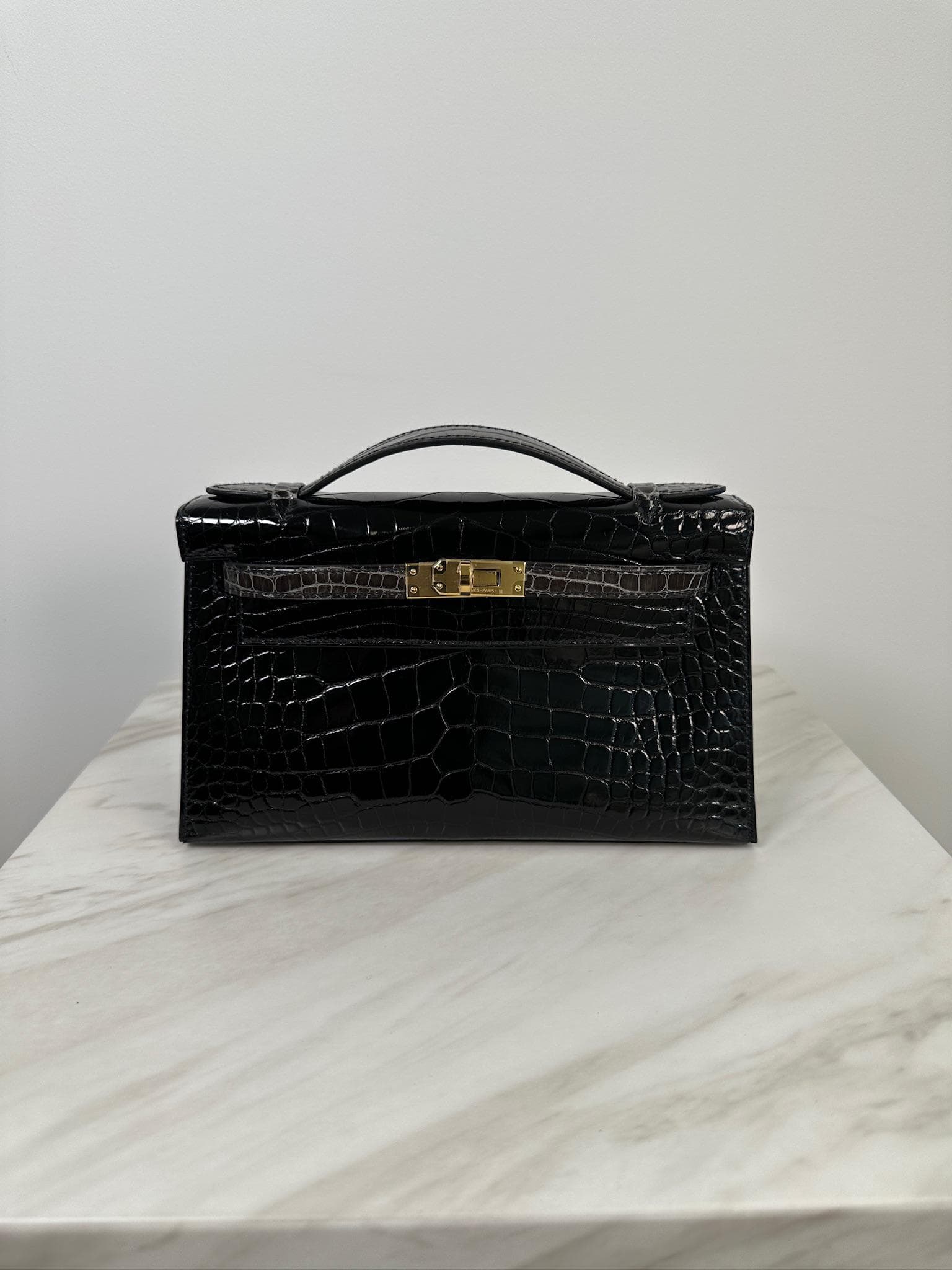 Hermès Kelly Pochette Pochette in Black/Graphite Shiny Alligator Gold Hardware hardware — front view