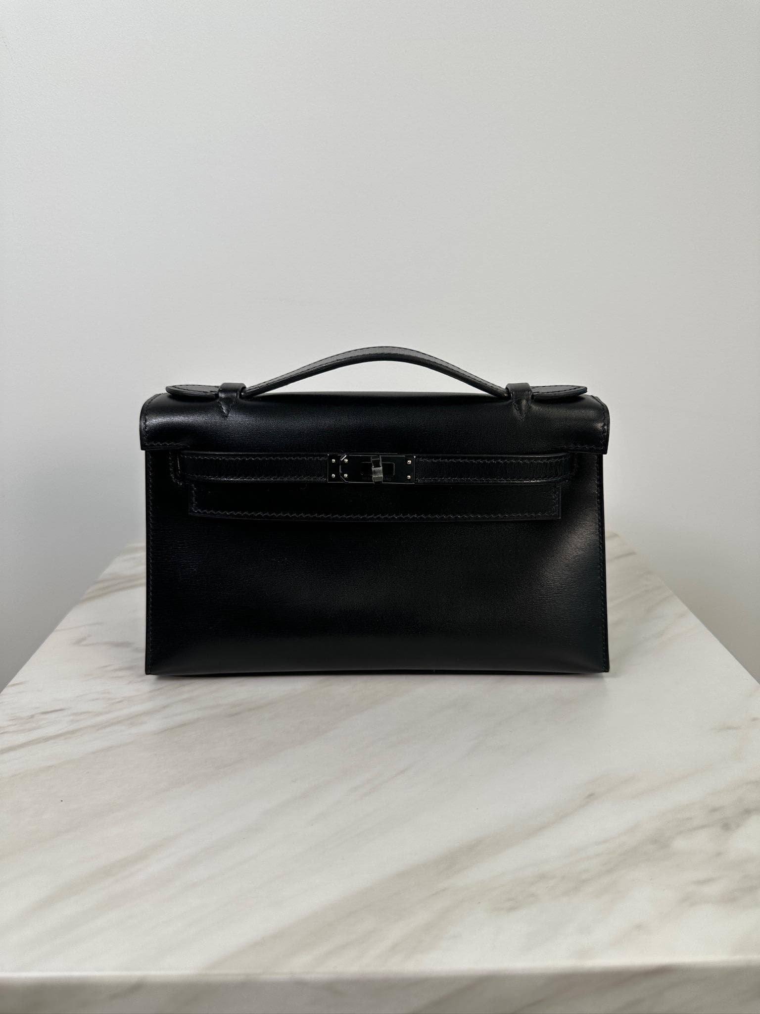 Hermès Kelly Pochette Pochette in Black Box So Black hardware — front view
