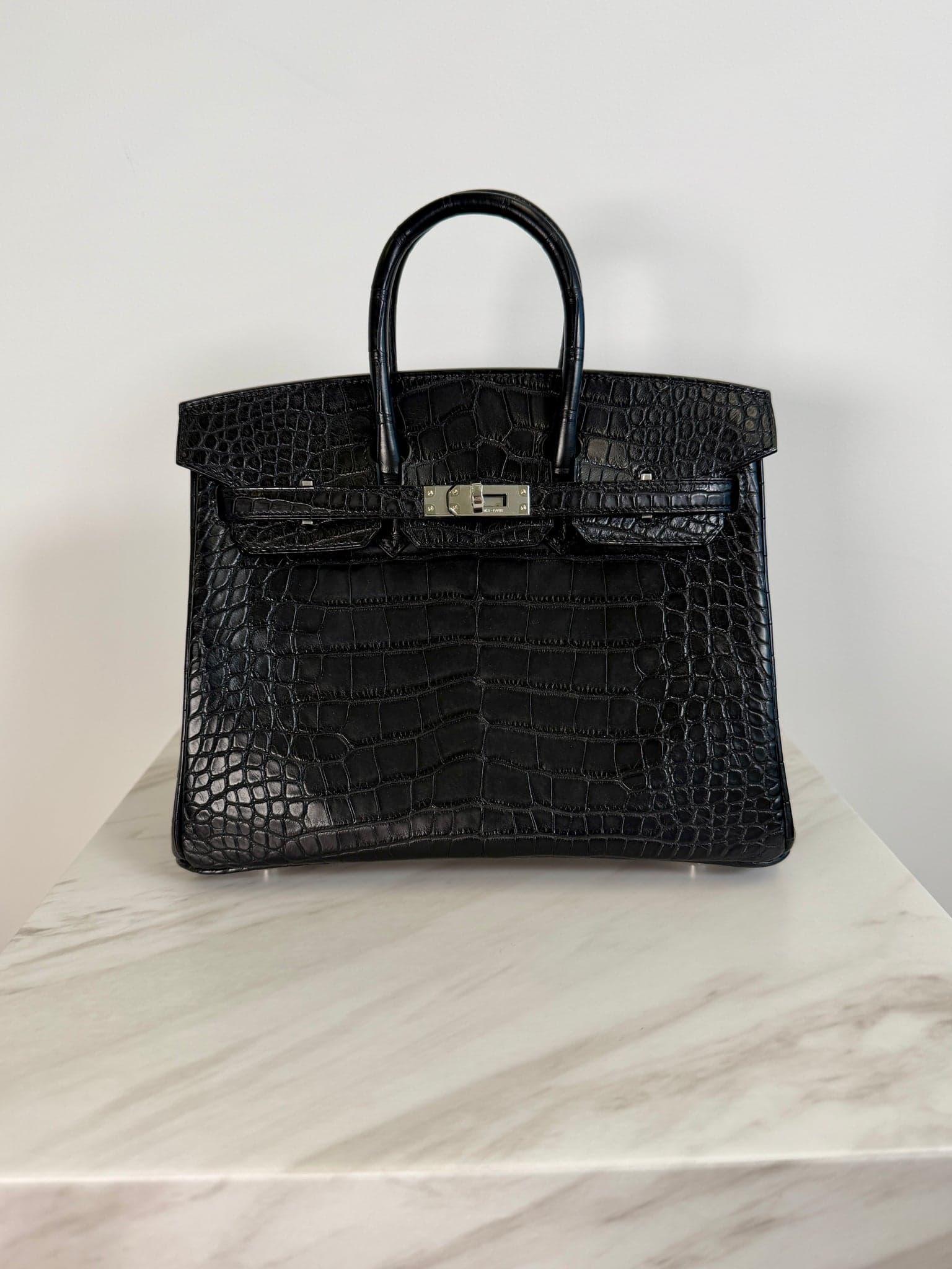 Hermès Birkin 25 25 in Black Matte Alligator Palladium Hardware hardware — front view