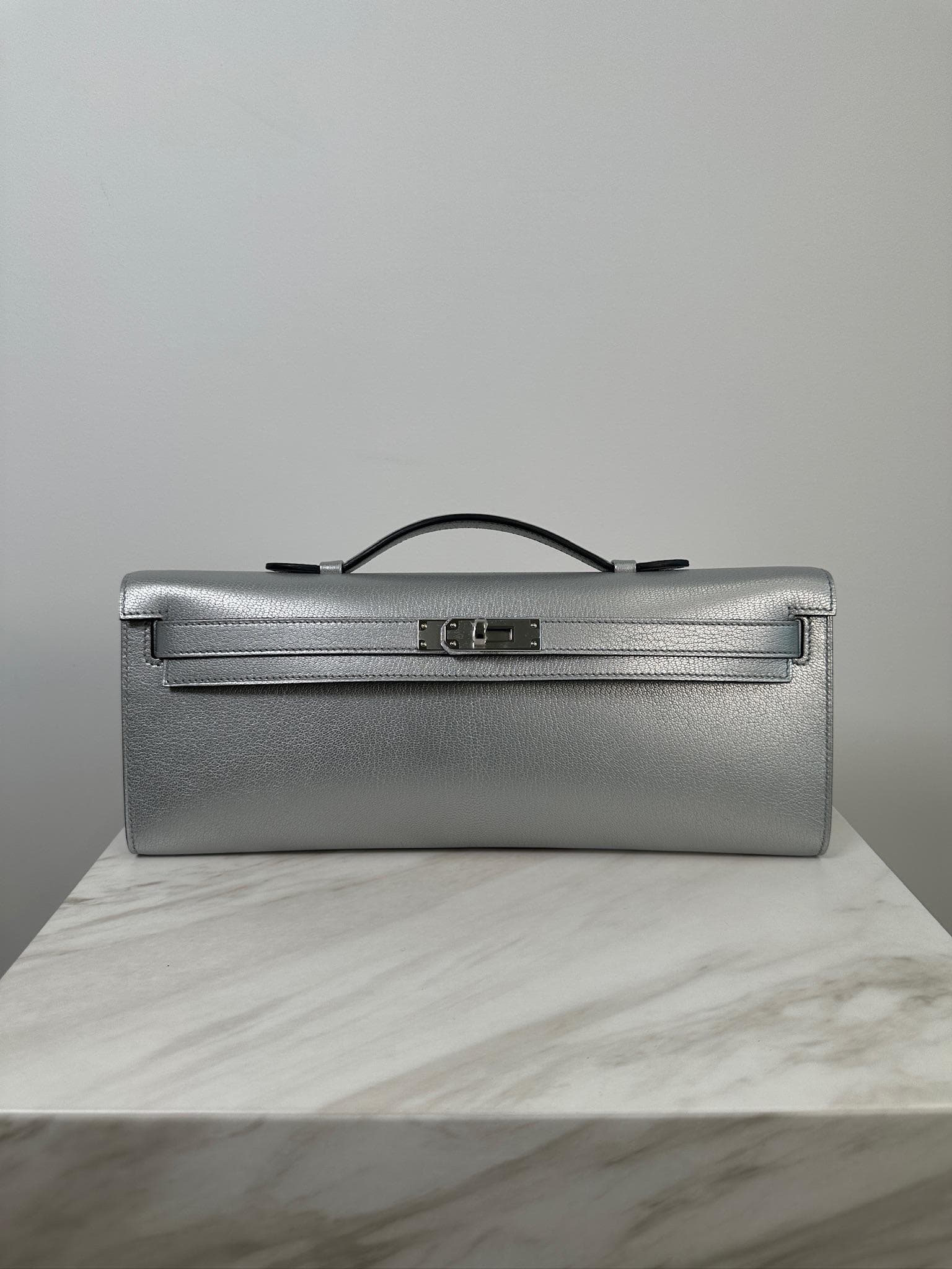 Hermès Kelly Cut Cut in Argent Chevre Palladium Hardware hardware — front view