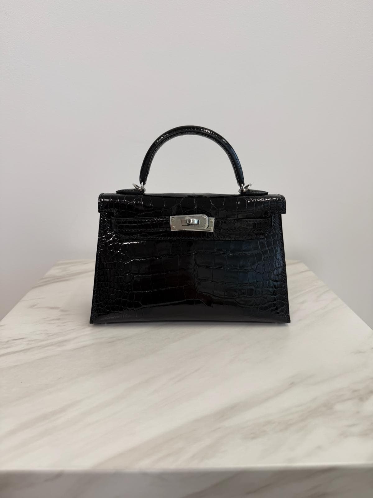 Hermès Kelly 20 20 in Black Shiny Alligator Palladium Hardware hardware — front view