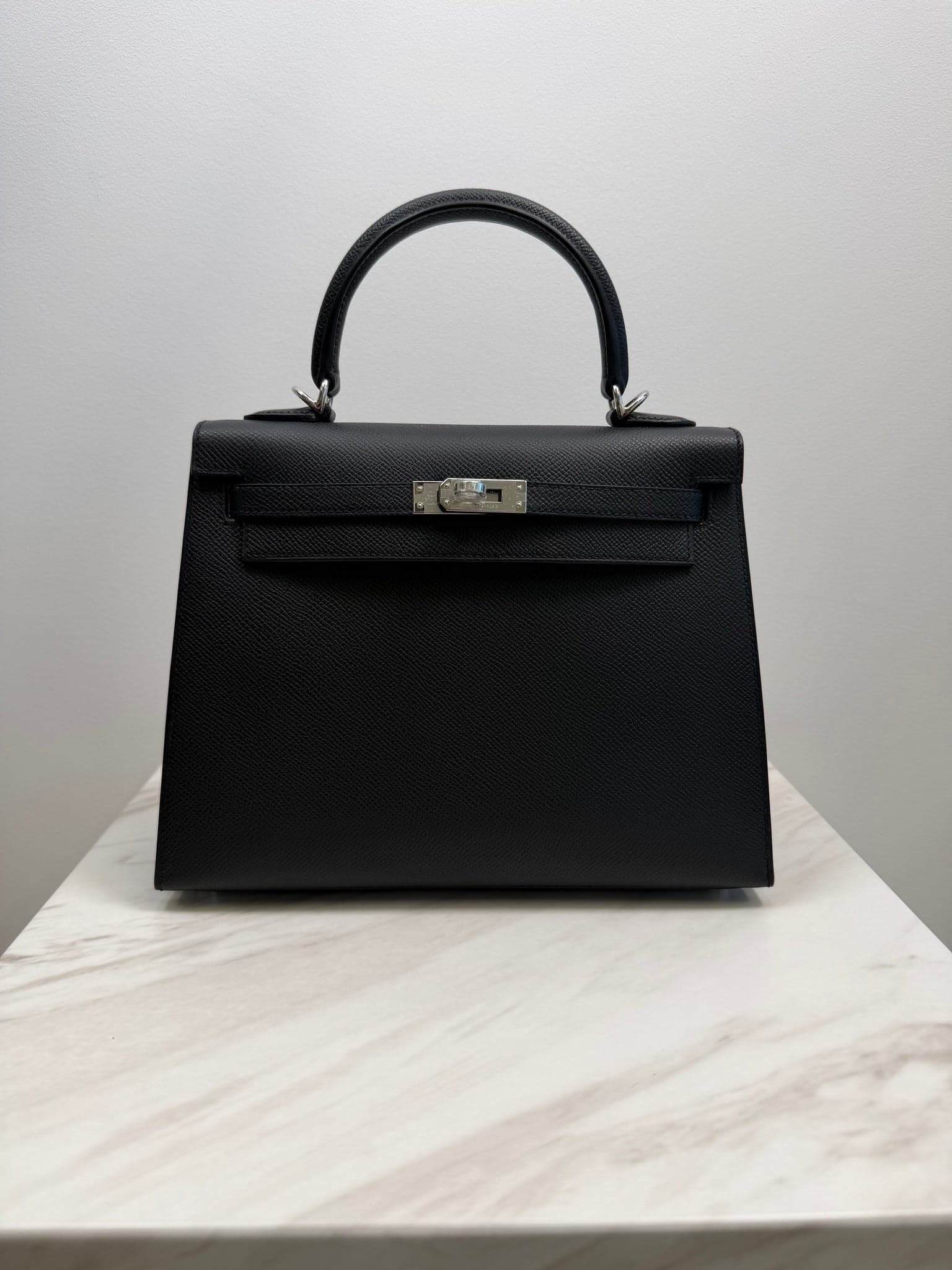 Hermès Kelly 25 25 in Black Epsom Palladium Hardware hardware — front view