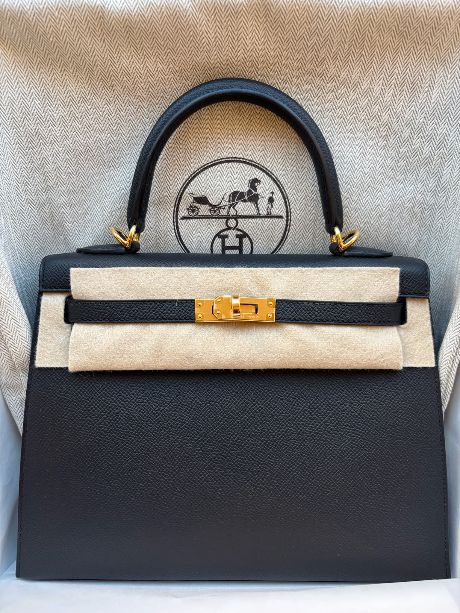 Hermès Kelly 25 25 in Black Epsom Gold (GHW) hardware