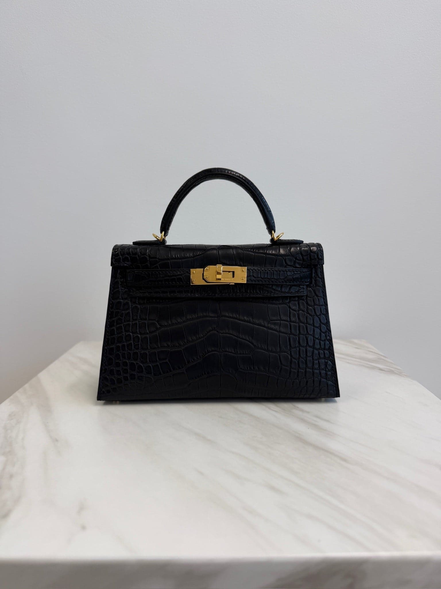 Hermès Kelly 20 20 in Black Matte Alligator Gold Hardware hardware — front view