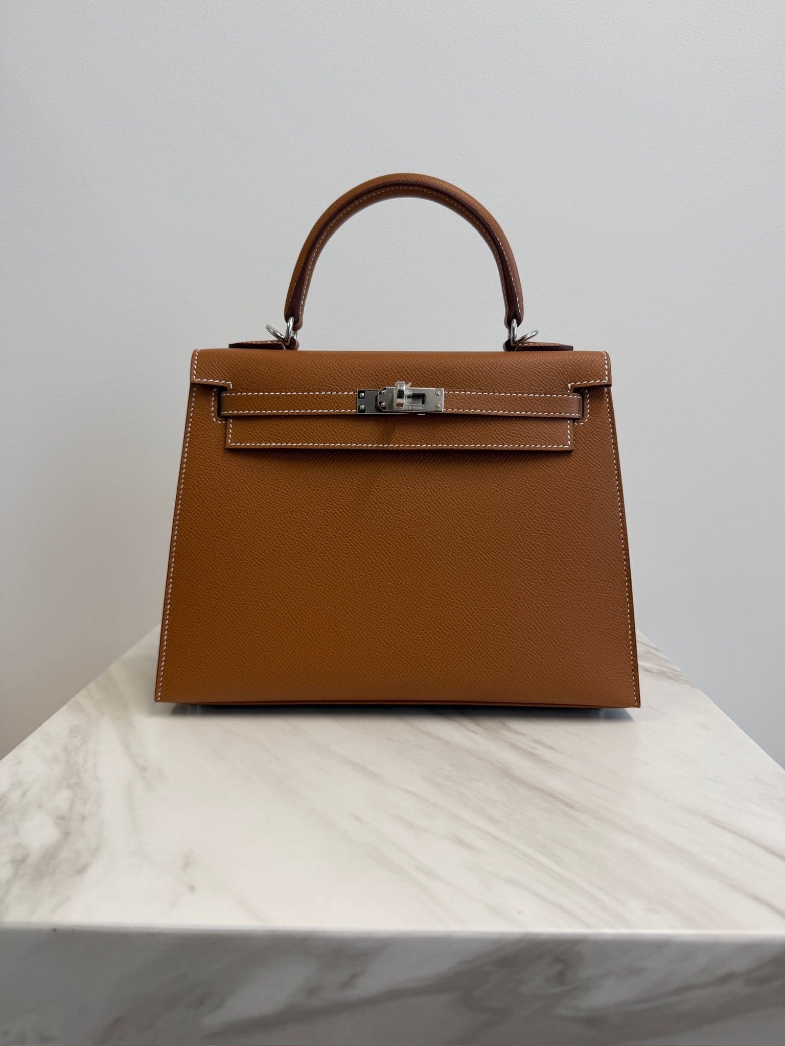Hermès Kelly 25 25 in Gold Epsom Palladium Hardware hardware — front view