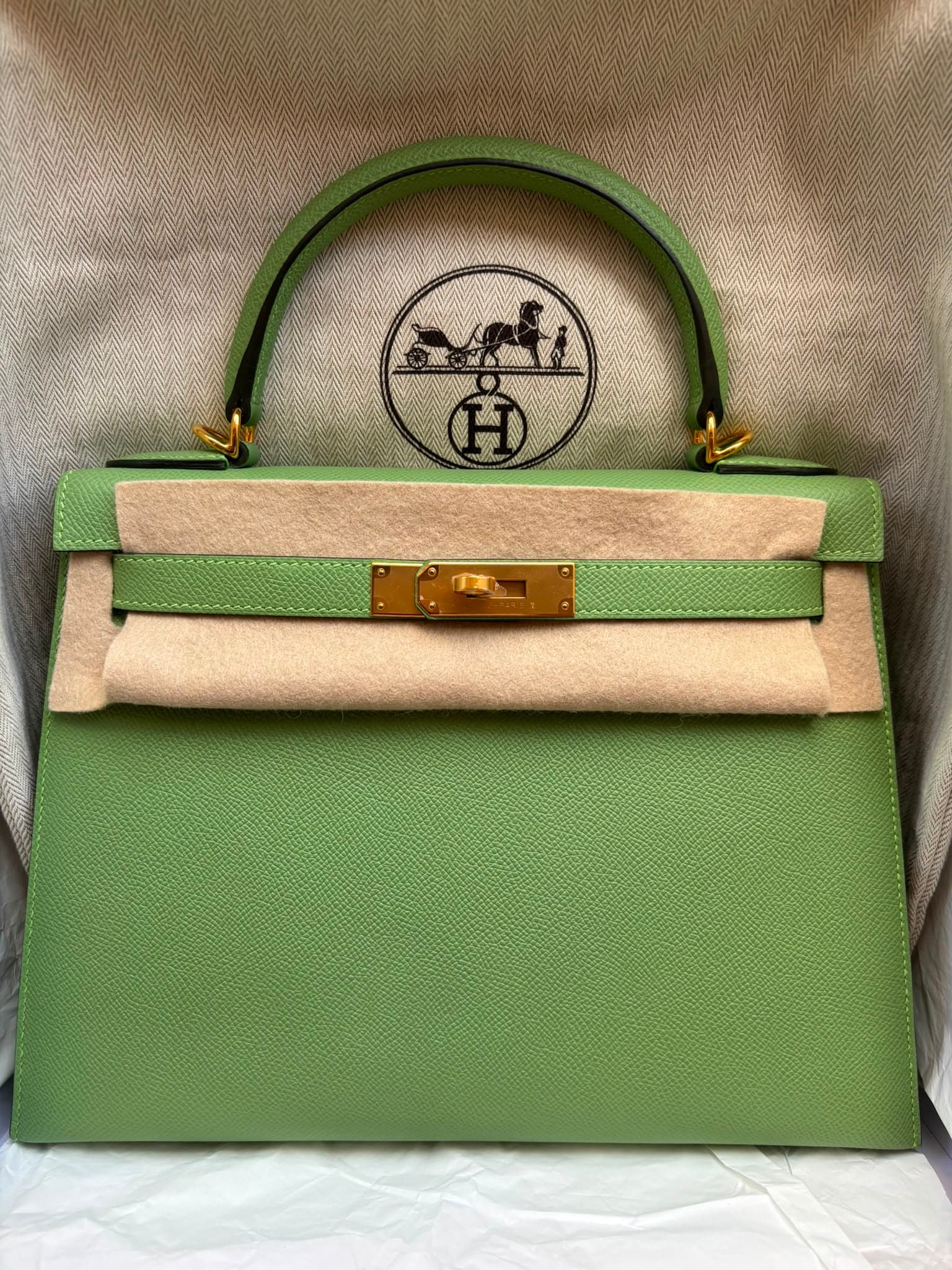 Hermès Kelly 28 28 in Vert Criquet Epsom Gold (GHW) hardware — front view