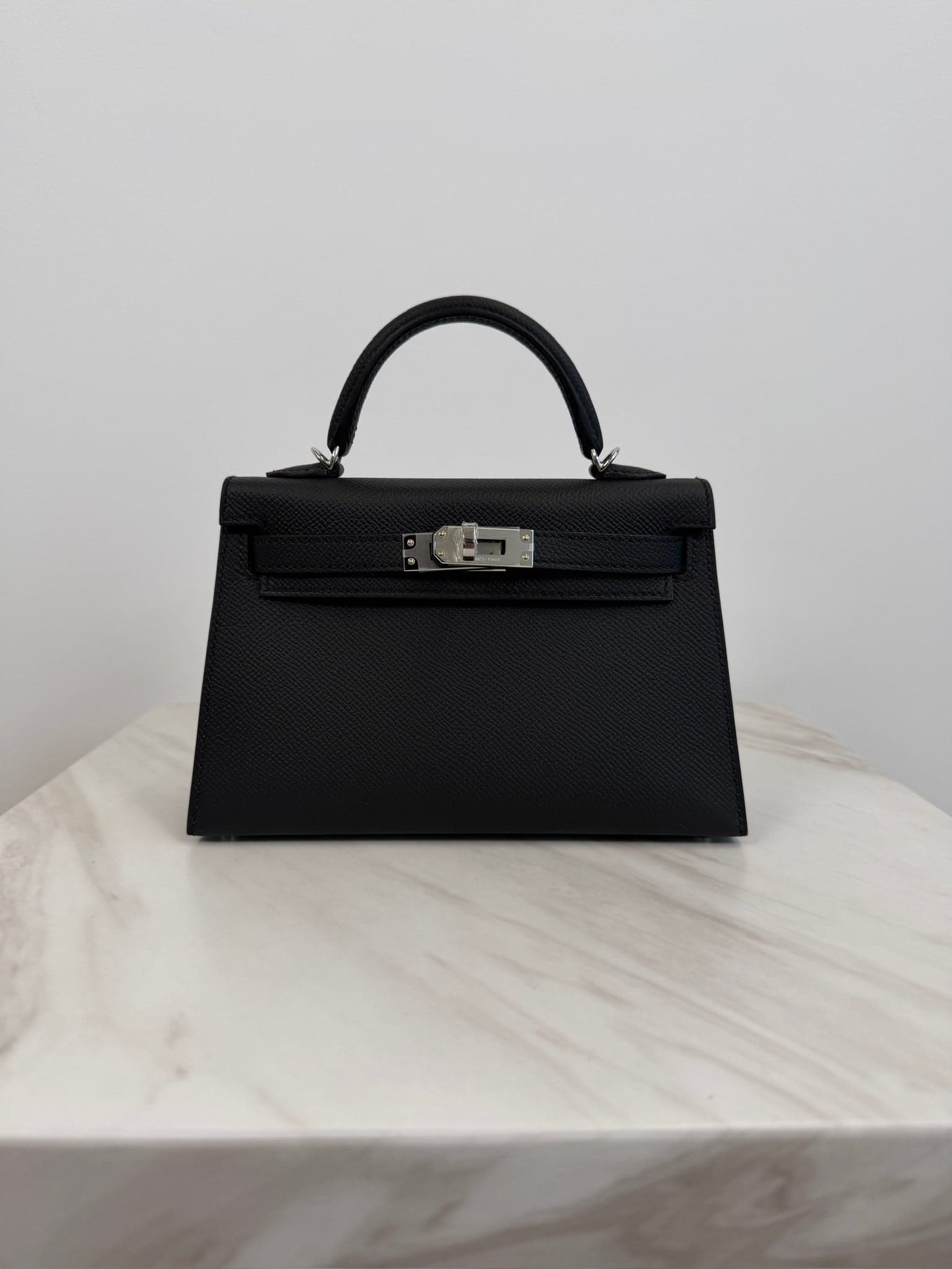 Hermès Kelly 20 HSS 20 in Black/Bordeaux Epsom Palladium Hardware hardware — front view