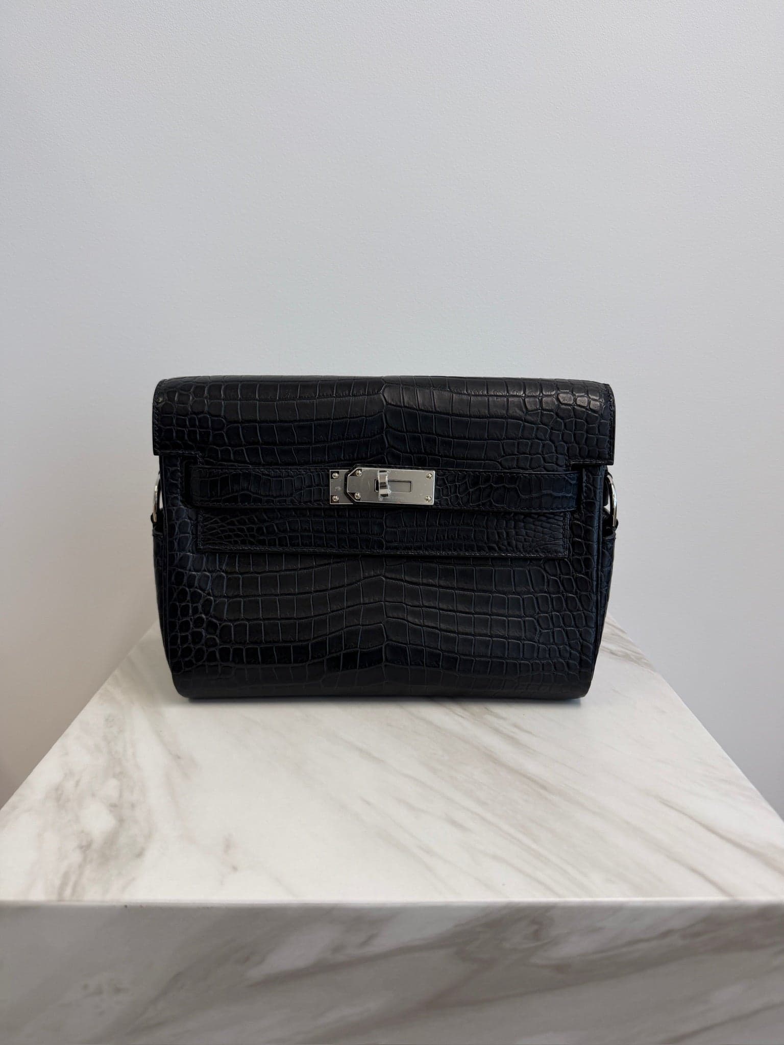 Hermès Kelly Messenger PM PM in Black Matte Porosus Palladium Hardware hardware — front view
