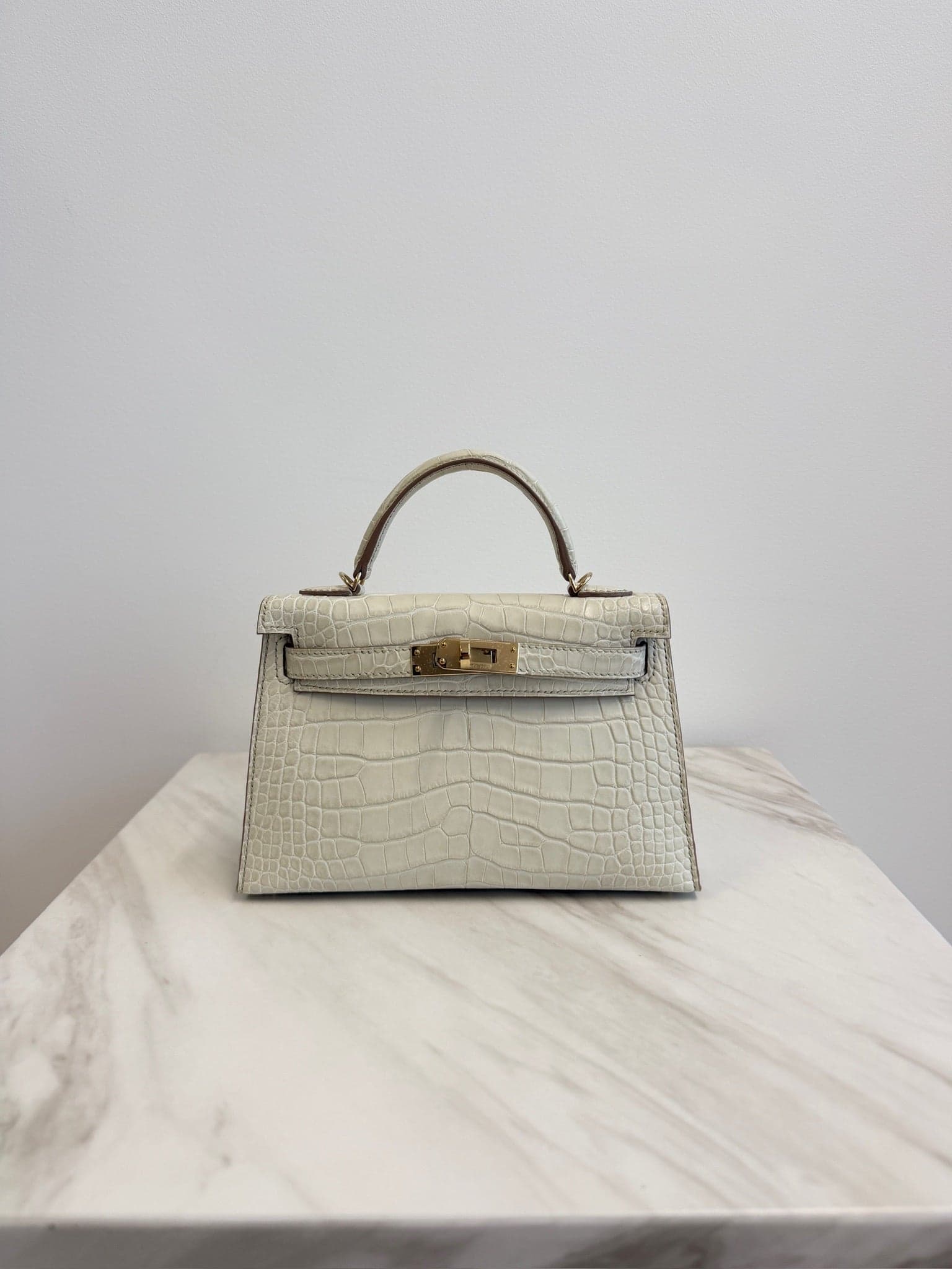 Hermès Kelly 20 20 in Beton Matte Croc Permabrass Hardware hardware — front view