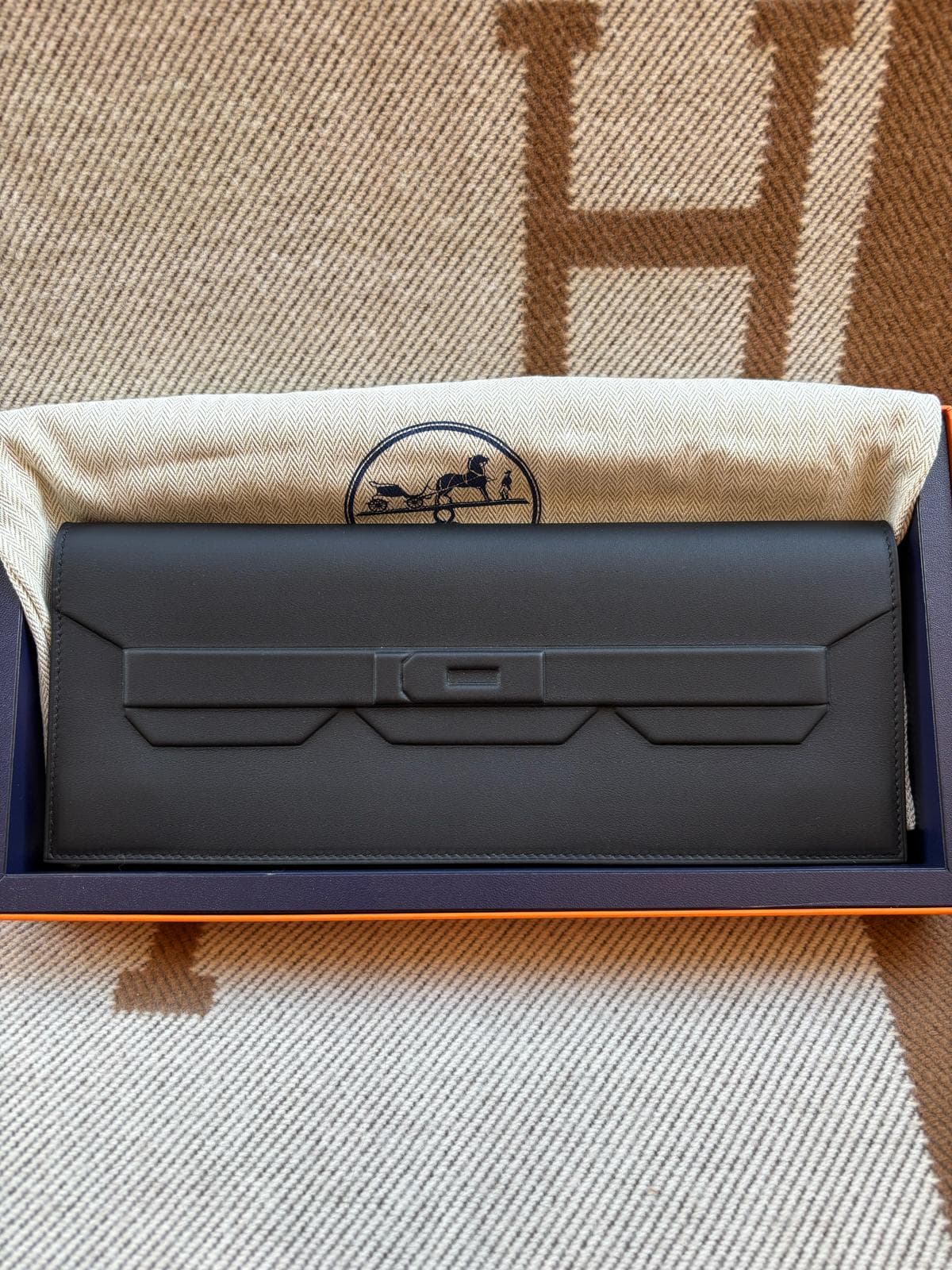 Hermès Kelly Cut in Noir Shadow Swift — front view