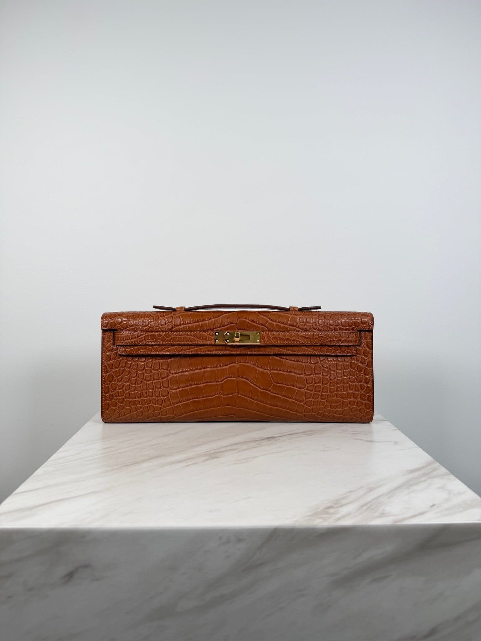Hermès Kelly Cut Cut in Gold Matte Alligator Gold Hardware hardware — front view
