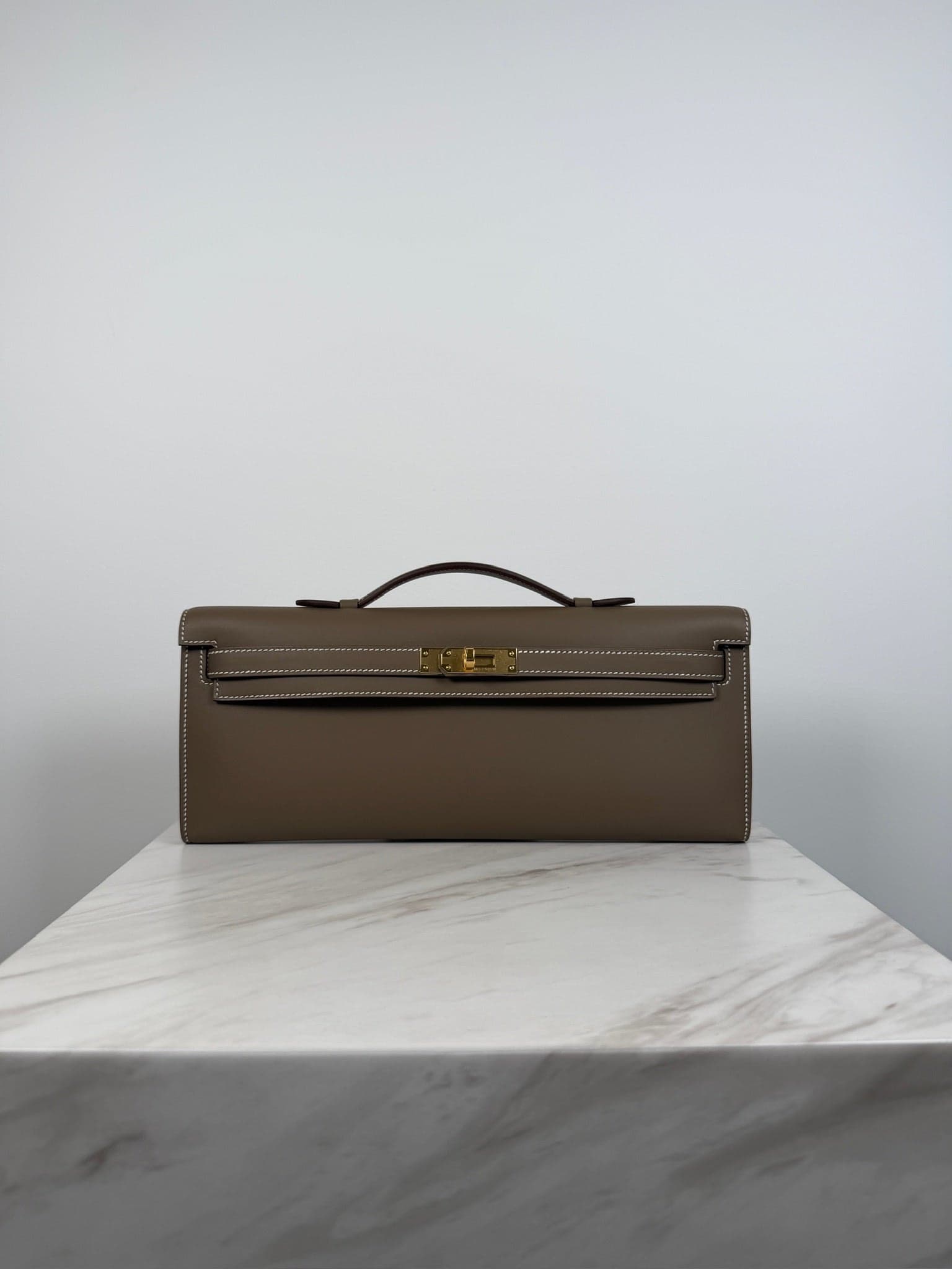 Hermès Kelly Cut Cut in Etoupe Swift Gold Hardware hardware — front view