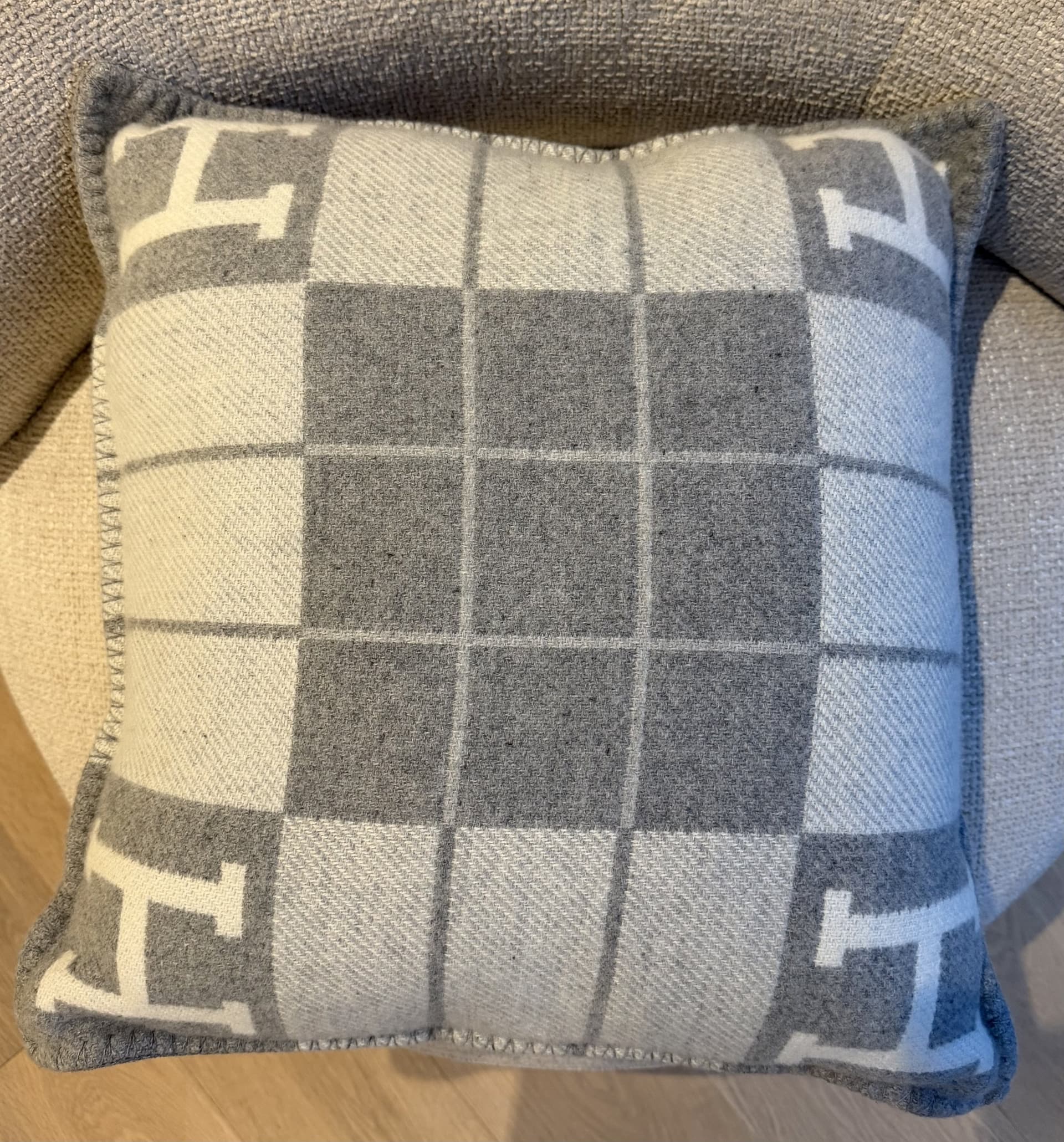 Hermès Avalon III Pillow Small Model 52cm Écru / Gris Clair