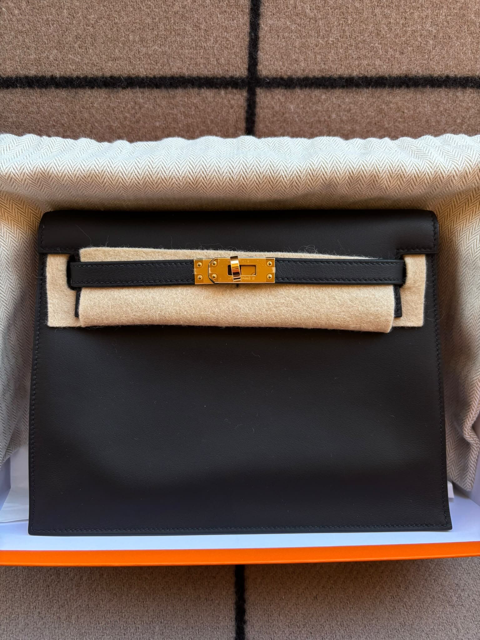 Hermès Kelly Danse in Noir Swift Gold (GHW) hardware — front view