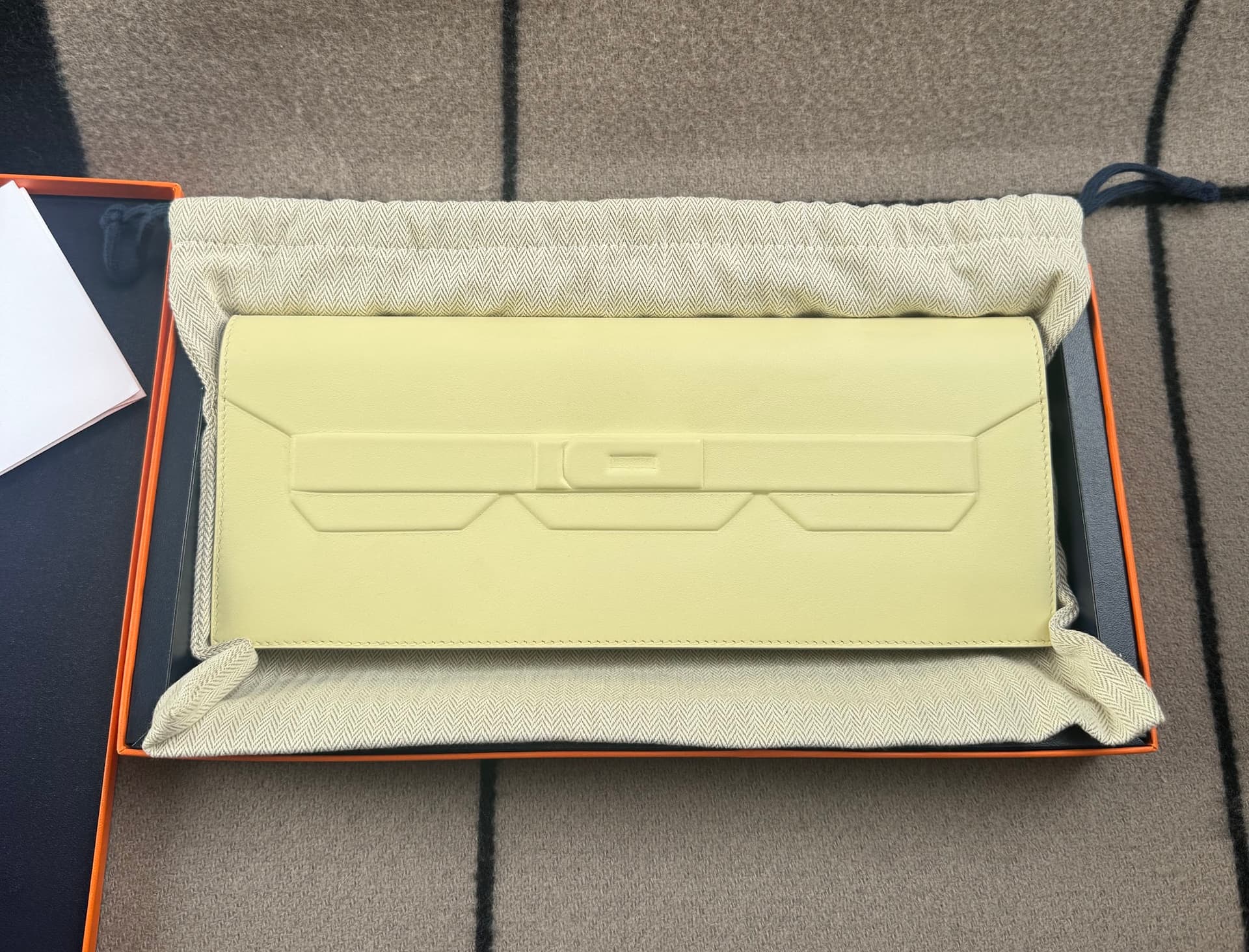 Hermès Kelly Cut in Jaune Milton Swift — front view