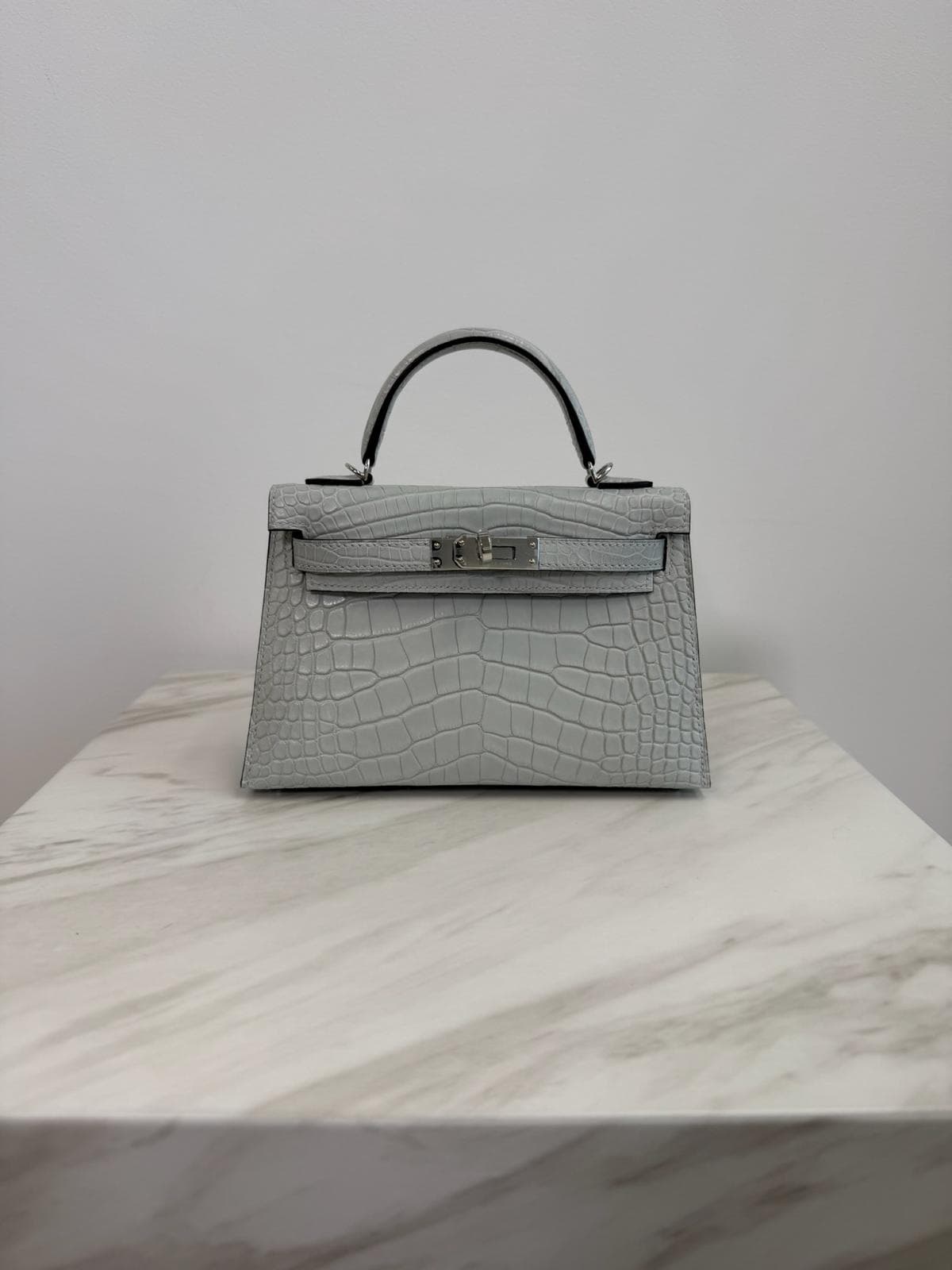 Hermès Kelly 20 in Gris Neve Matte Alligator Palladium (PHW) hardware — front view