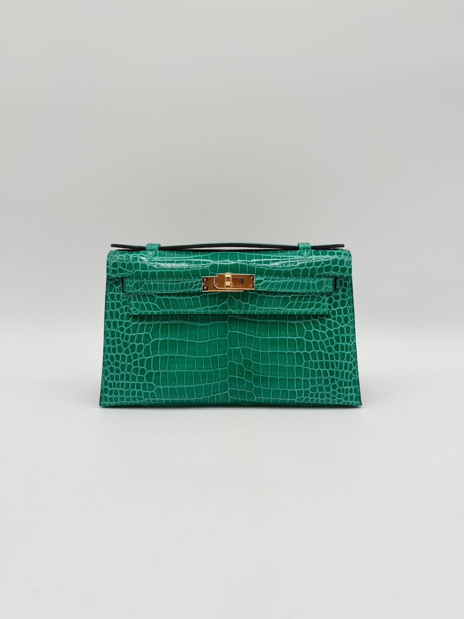 Hermès Kelly Pochette in Vert Jade Shiny Porosus Gold (GHW) hardware — front view