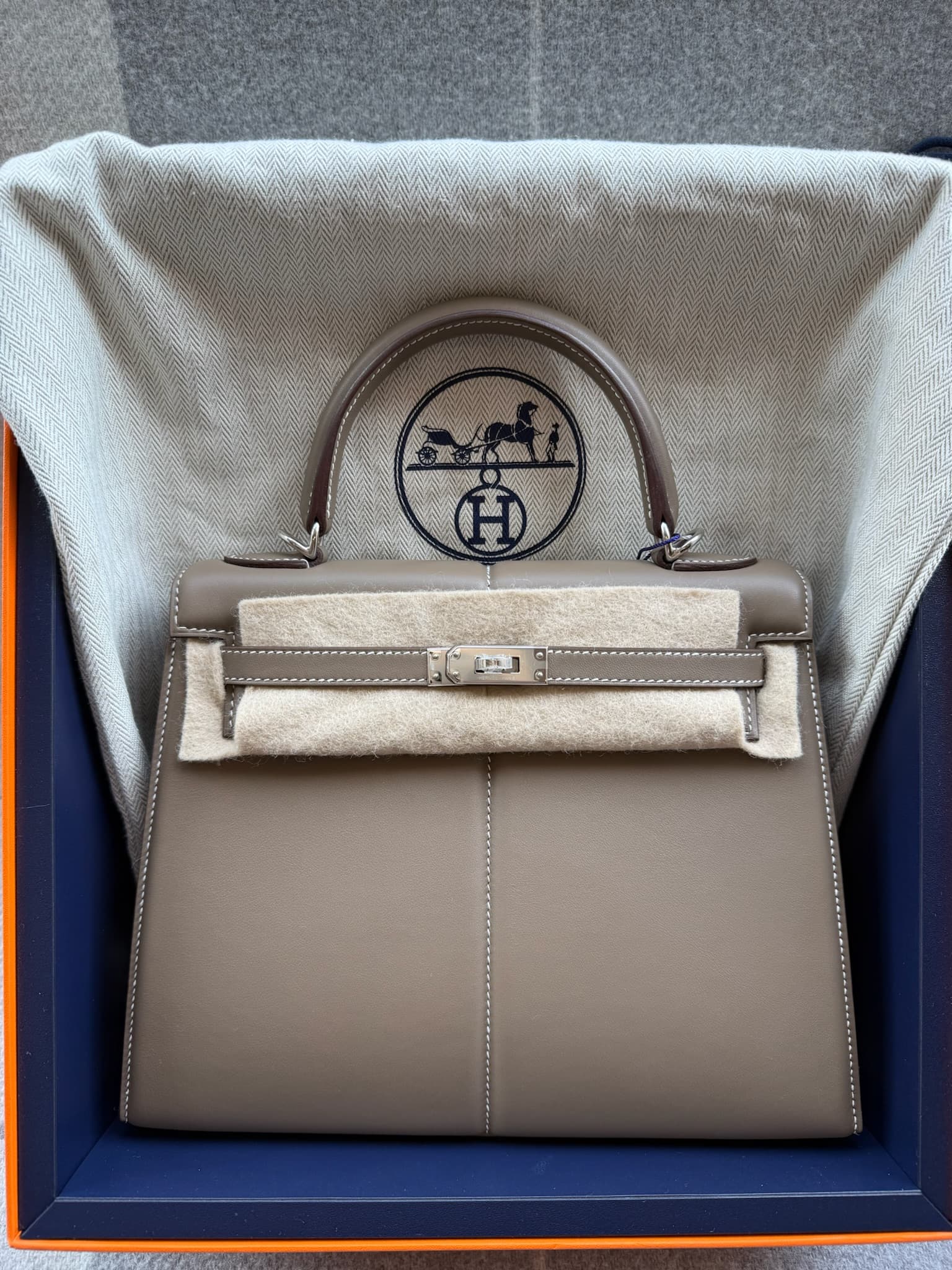 Hermès Kelly 25 in Etoupe Swift Palladium (PHW) hardware — front view