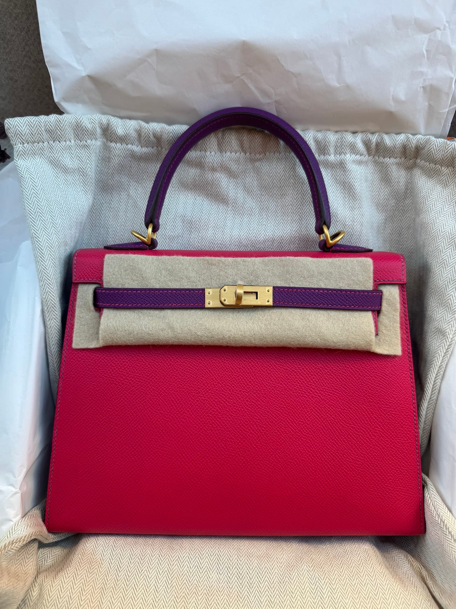 Hermès Kelly 25 in Rose Extrême/Anémone Epsom Gold (GHW) hardware