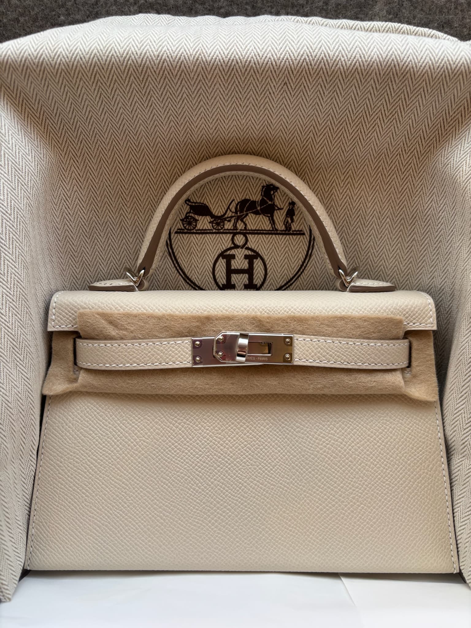 Hermès Mini Kelly in Craie/Nata Epsom Palladium (PHW) hardware — front view