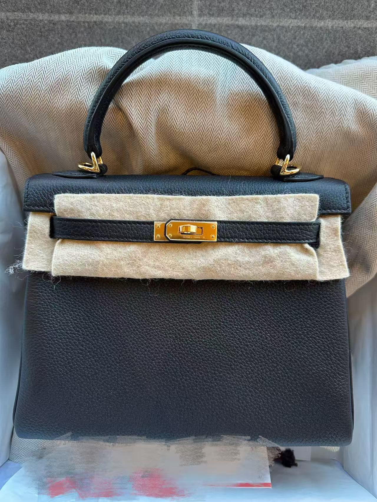 Hermès Kelly 25 in Black Togo GHW hardware — front view