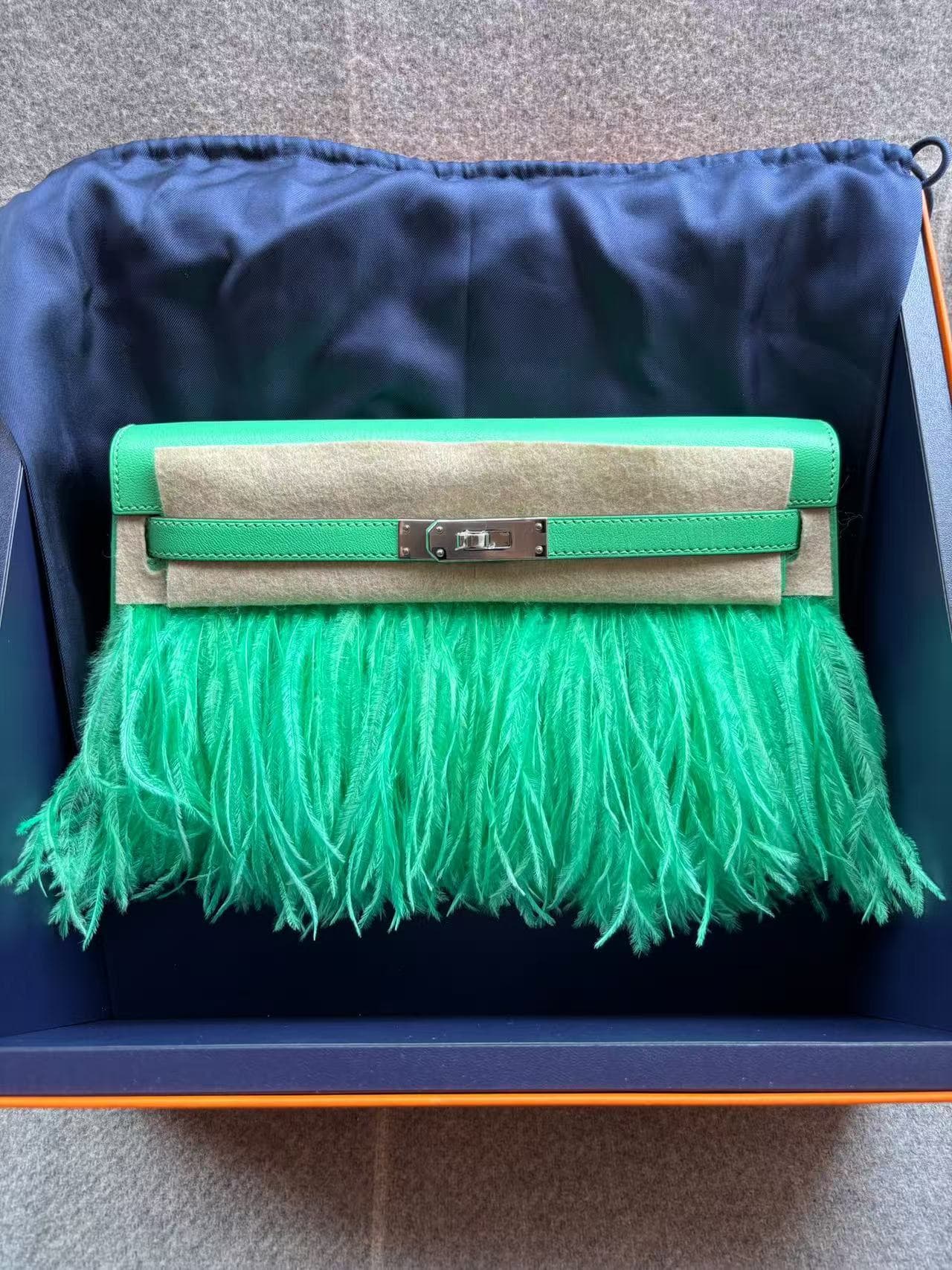 Hermès Kelly Élan in Vert Comic Chèvre GHW hardware — front view