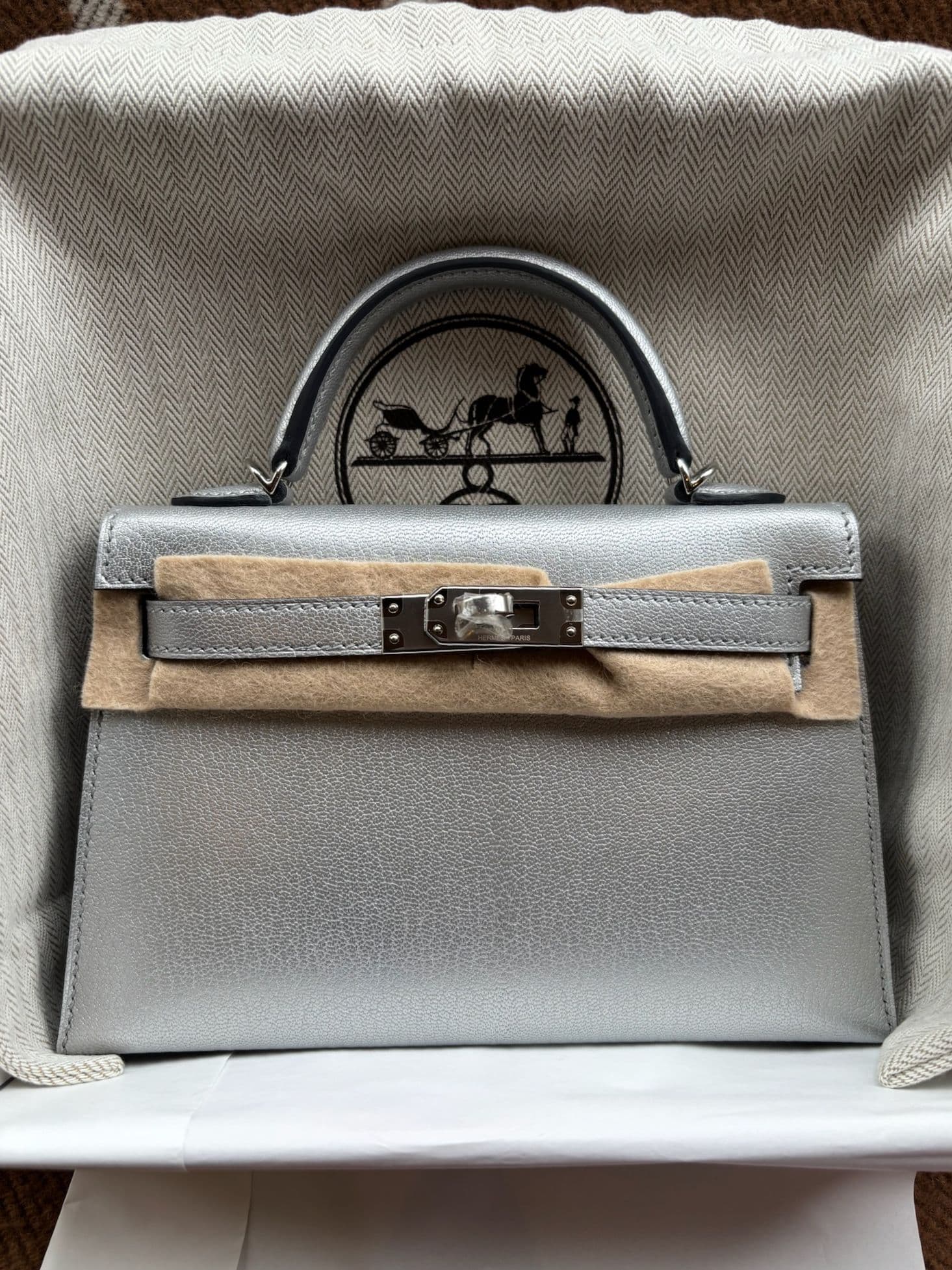 Hermès Mini Kelly in Argent Chèvre PHW hardware — front view
