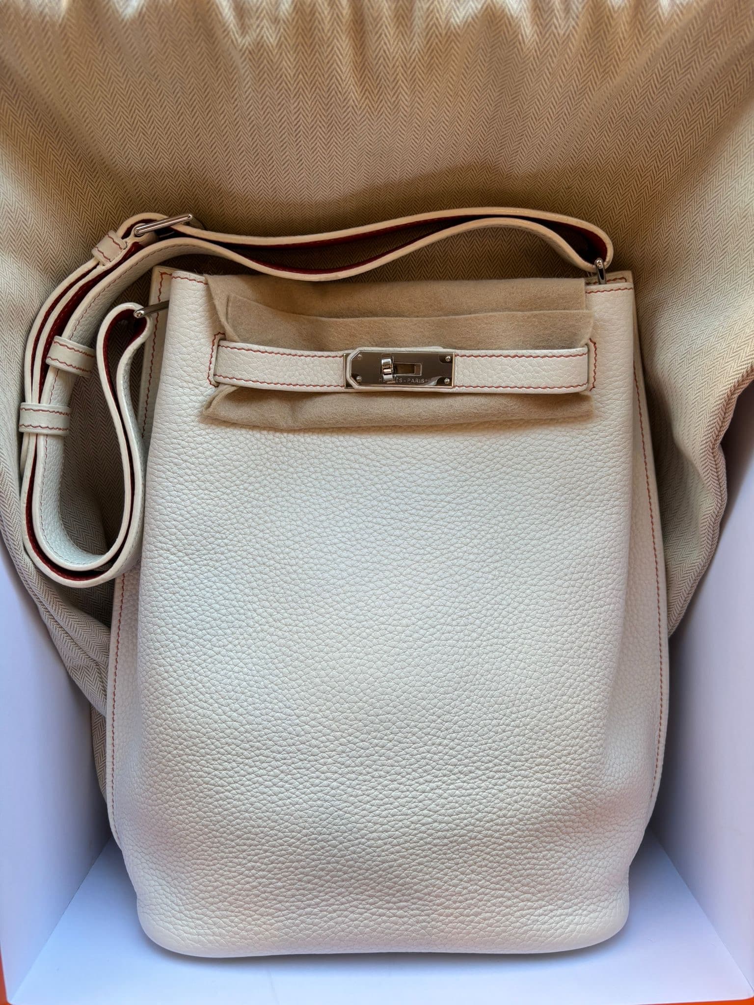 Hermès So Kelly 22 in Blanc/Crevette Togo PHW hardware — front view