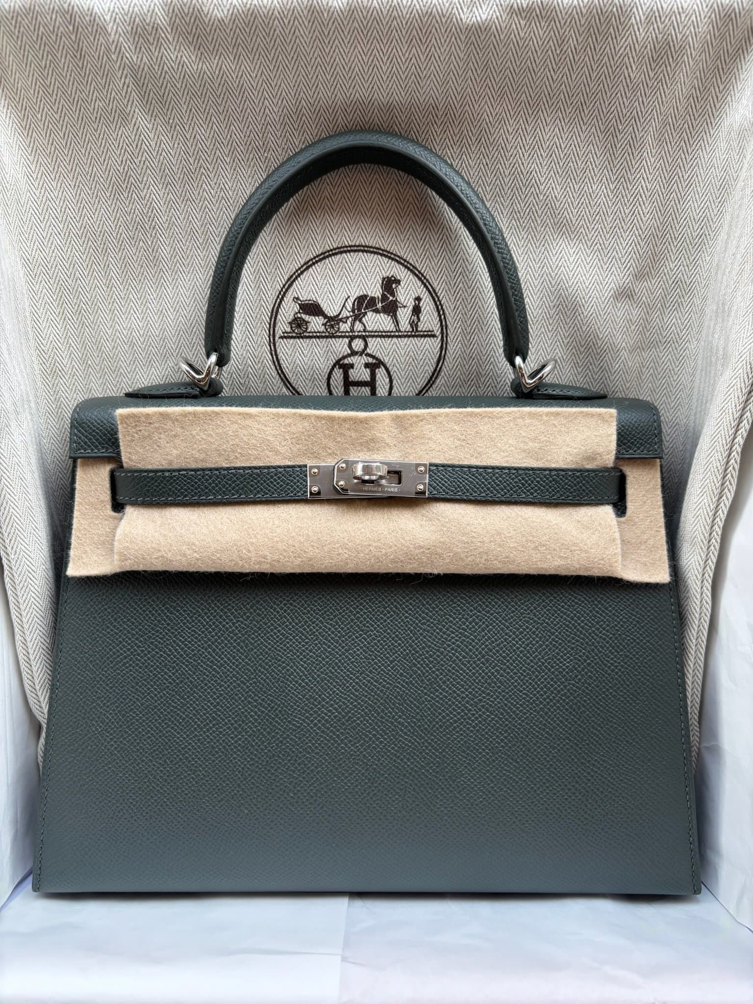 Hermès Kelly 25 in Vert Mangrove Epsom PHW hardware — front view